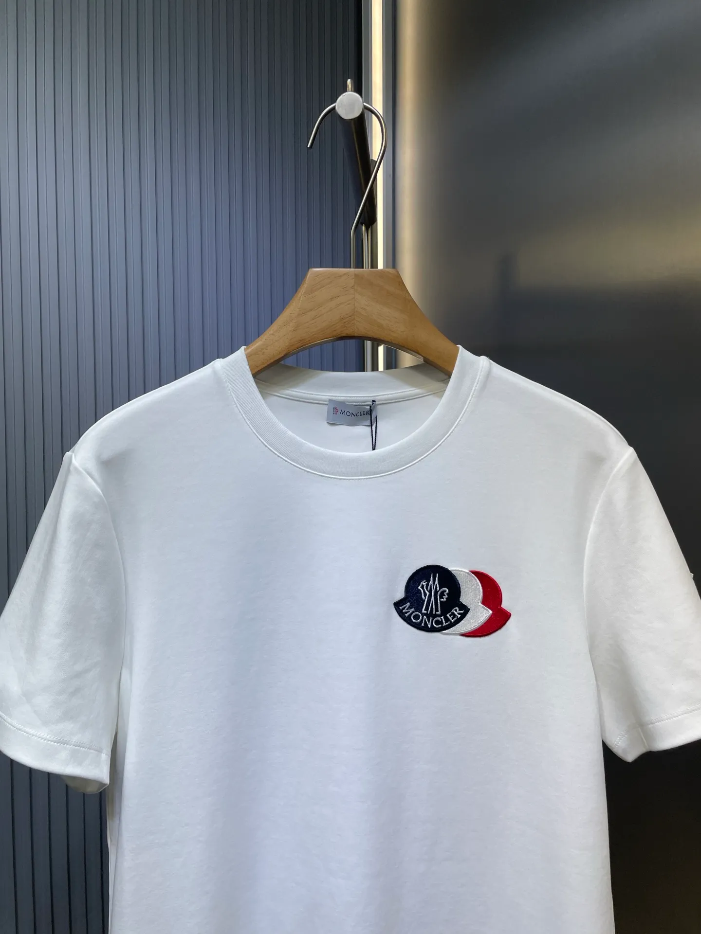 P300 Moncler🌟25 new fall and winter product with three-color embroidery logo. Thick fabric short sleeves, iconic three-color embroidery design on the chest, and classic wool embroidery logo on the left sleeve, interpreting the early autumn style brand logo. It is a basic classic style shirt that is suitable for wearing inside or outside. Made of 300 grams of heavy Lens modal cotton fabric: delicate and skin-friendly, soft and smooth, moisture-absorbent and breathable, often called "breathing fabric" Color: black, white size：s-xxxl