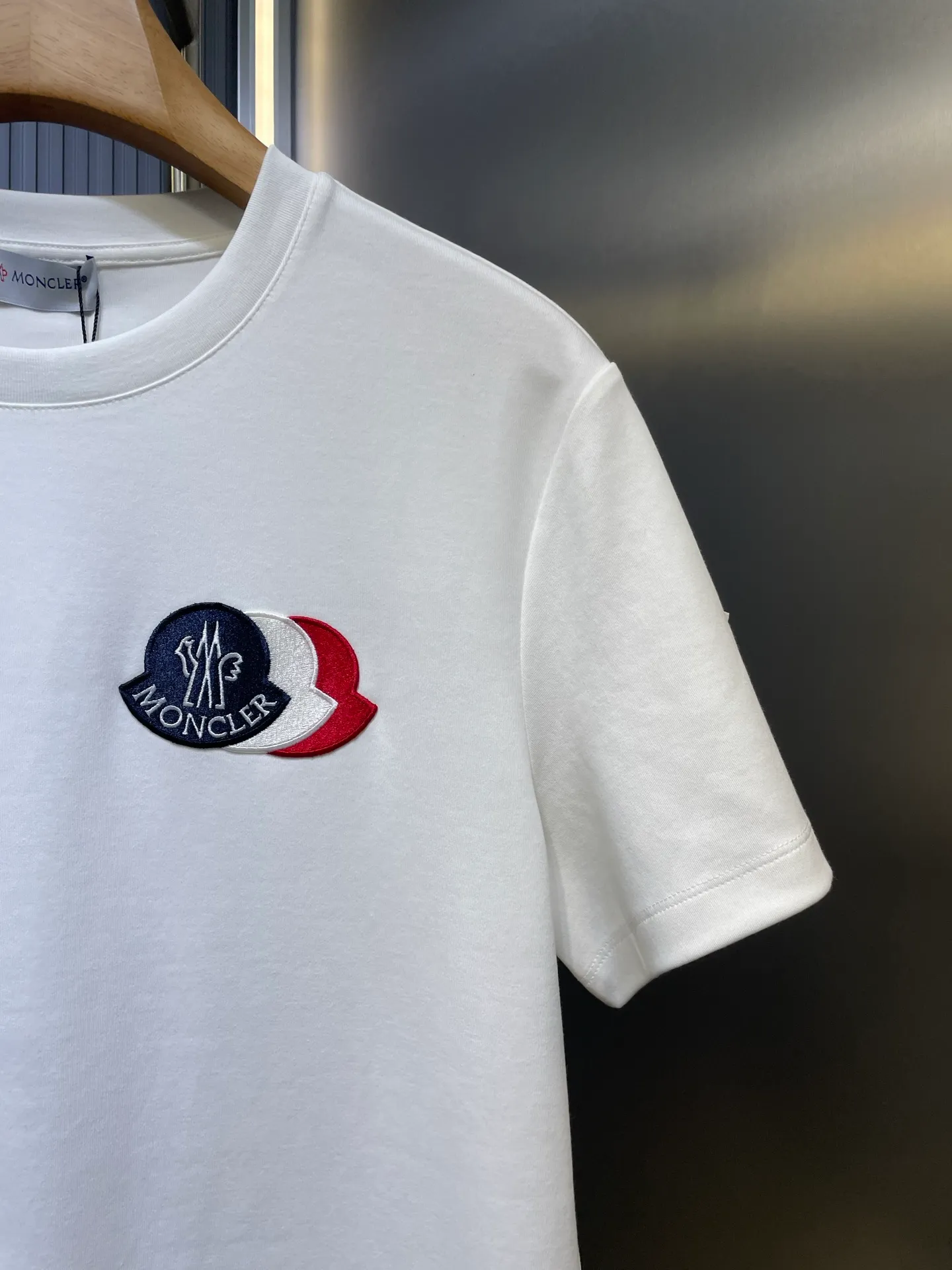 P300 Moncler🌟25 new fall and winter product with three-color embroidery logo. Thick fabric short sleeves, iconic three-color embroidery design on the chest, and classic wool embroidery logo on the left sleeve, interpreting the early autumn style brand logo. It is a basic classic style shirt that is suitable for wearing inside or outside. Made of 300 grams of heavy Lens modal cotton fabric: delicate and skin-friendly, soft and smooth, moisture-absorbent and breathable, often called "breathing fabric" Color: black, white size：s-xxxl
