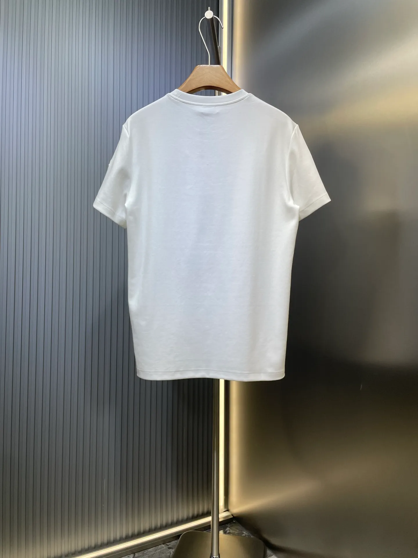 P300 Moncler🌟25 new fall and winter product with three-color embroidery logo. Thick fabric short sleeves, iconic three-color embroidery design on the chest, and classic wool embroidery logo on the left sleeve, interpreting the early autumn style brand logo. It is a basic classic style shirt that is suitable for wearing inside or outside. Made of 300 grams of heavy Lens modal cotton fabric: delicate and skin-friendly, soft and smooth, moisture-absorbent and breathable, often called "breathing fabric" Color: black, white size：s-xxxl