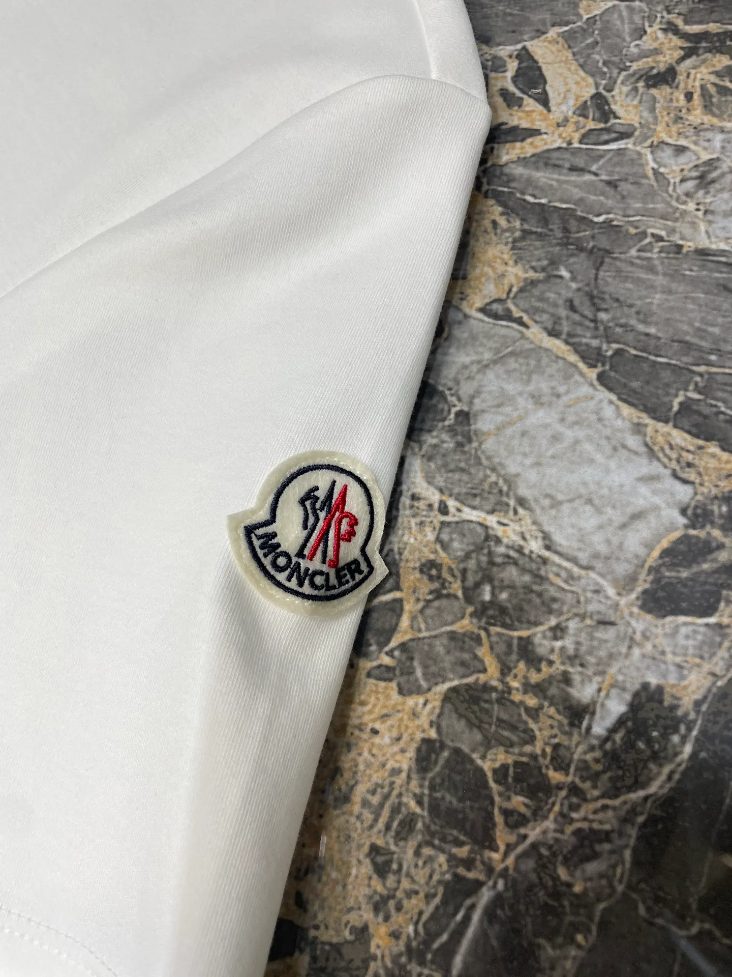 P300 Moncler🌟25 new fall and winter product with three-color embroidery logo. Thick fabric short sleeves, iconic three-color embroidery design on the chest, and classic wool embroidery logo on the left sleeve, interpreting the early autumn style brand logo. It is a basic classic style shirt that is suitable for wearing inside or outside. Made of 300 grams of heavy Lens modal cotton fabric: delicate and skin-friendly, soft and smooth, moisture-absorbent and breathable, often called "breathing fabric" Color: black, white size：s-xxxl