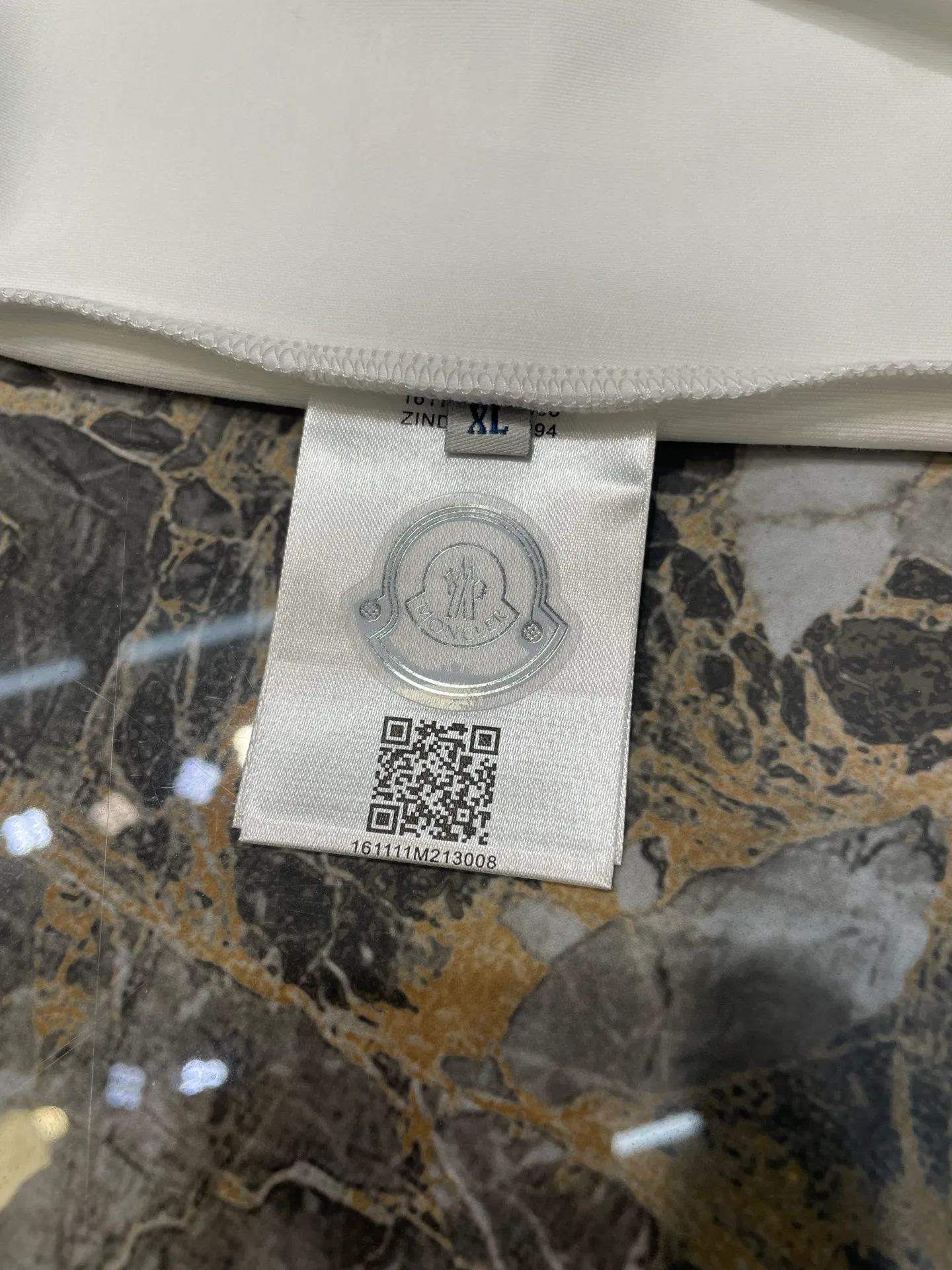 P300 Moncler🌟25 new fall and winter product with three-color embroidery logo. Thick fabric short sleeves, iconic three-color embroidery design on the chest, and classic wool embroidery logo on the left sleeve, interpreting the early autumn style brand logo. It is a basic classic style shirt that is suitable for wearing inside or outside. Made of 300 grams of heavy Lens modal cotton fabric: delicate and skin-friendly, soft and smooth, moisture-absorbent and breathable, often called "breathing fabric" Color: black, white size：s-xxxl