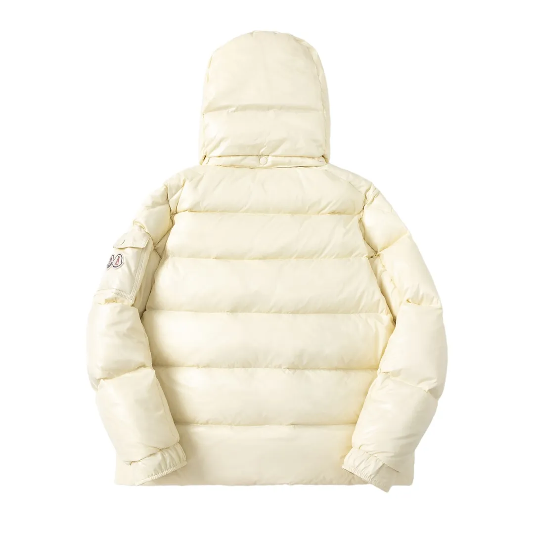 P720 with dust bag) Moncler/Moncler 23FW Maya 70th Anniversary Limited Down Jacket Moncler Maya classic shiny small label down jacket, the pockets on the cuffs are a perfect combination with the 70-week wool felt small label, the hood is removable. The fabric is customized to be the same as the original. The lacquered shiny fabric is the same as the original. It is filled with 90 white duck down, and the down filling is up to 400g. It has excellent thermal insulation effect and is a must-have in cold areas. Customized original accessories, complete with three labels, molded custom logo buttons Color: Black White Brown SIZE: 1 2 3 4 5