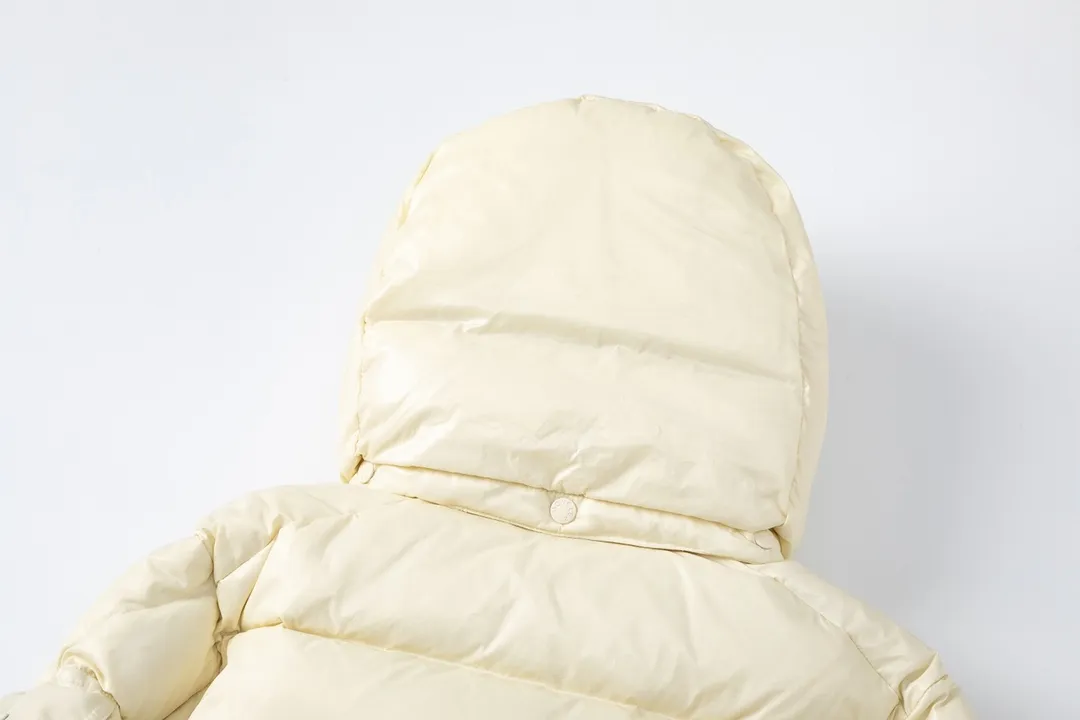 P720 with dust bag) Moncler/Moncler 23FW Maya 70th Anniversary Limited Down Jacket Moncler Maya classic shiny small label down jacket, the pockets on the cuffs are a perfect combination with the 70-week wool felt small label, the hood is removable. The fabric is customized to be the same as the original. The lacquered shiny fabric is the same as the original. It is filled with 90 white duck down, and the down filling is up to 400g. It has excellent thermal insulation effect and is a must-have in cold areas. Customized original accessories, complete with three labels, molded custom logo buttons Color: Black White Brown SIZE: 1 2 3 4 5