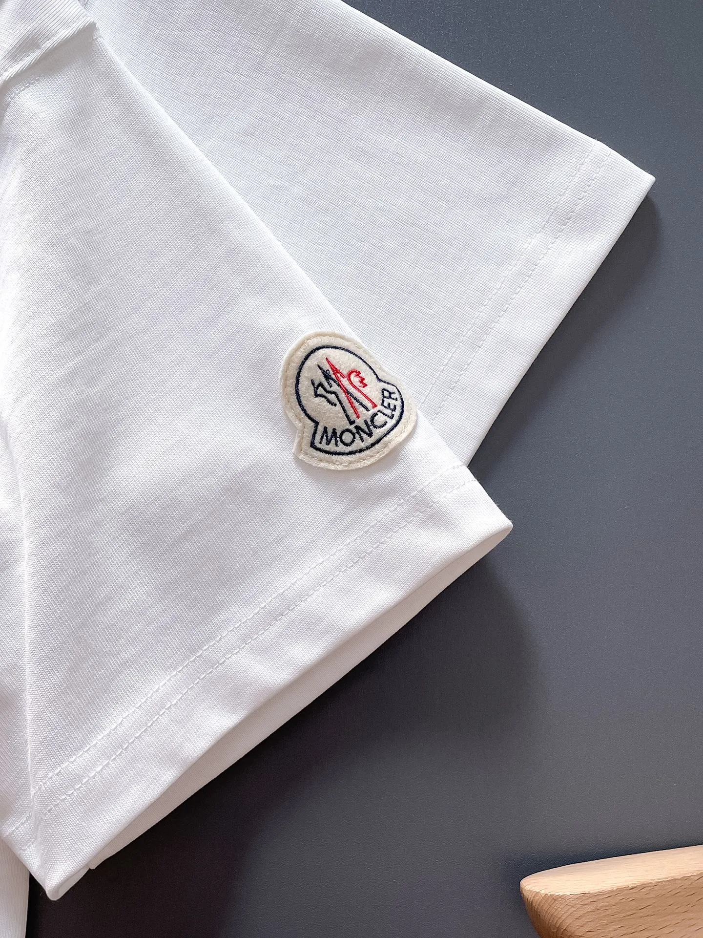 P190 MONCLER selects 340 grams of customized fabrics, high weight [top quality], special embroidery technology + customized seal embellishment, same style for men and women. Size: S M L XL XXL Color: Black White