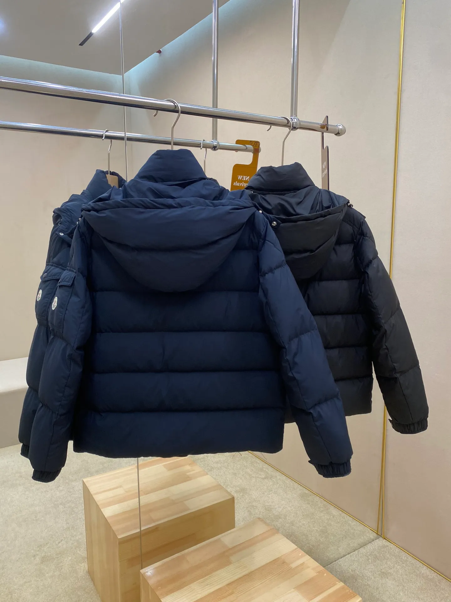P900 MonVezere down jacket, made of longue saison fabric, is both light and warm. This short down jacket features a hood, zip and button fastening, zip pockets, patch pockets on the sleeves, adjustable cuffs, drawstring hem and a hood that can be easily removed depending on the weather. The silhouette and sleeve patch pockets pay homage to the iconic Moncler Maya down jacket. Color: Black, Navy Size: m-5XL