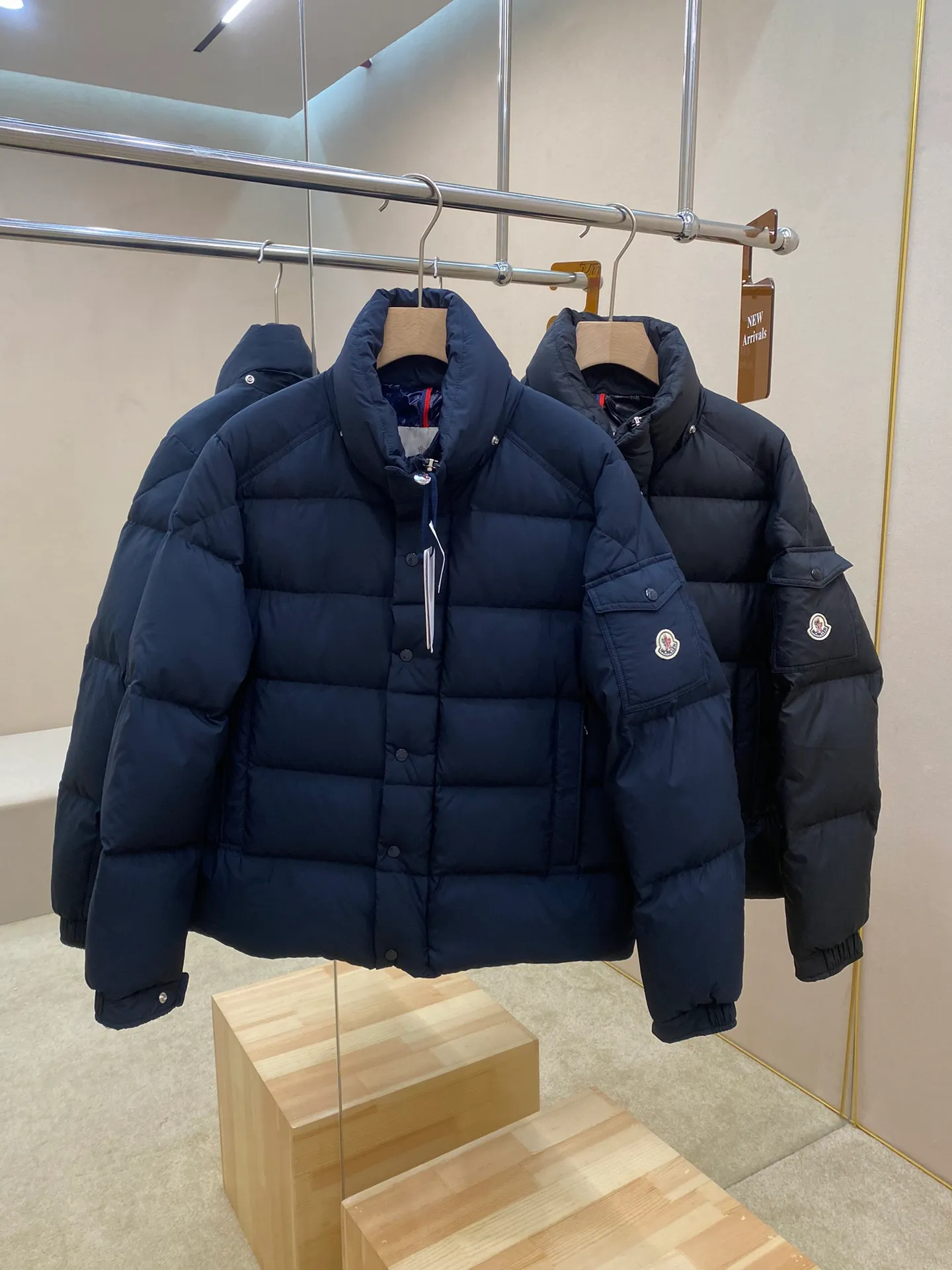 P900 MonVezere down jacket, made of longue saison fabric, is both light and warm. This short down jacket features a hood, zip and button fastening, zip pockets, patch pockets on the sleeves, adjustable cuffs, drawstring hem and a hood that can be easily removed depending on the weather. The silhouette and sleeve patch pockets pay homage to the iconic Moncler Maya down jacket. Color: Black, Navy Size: m-5XL