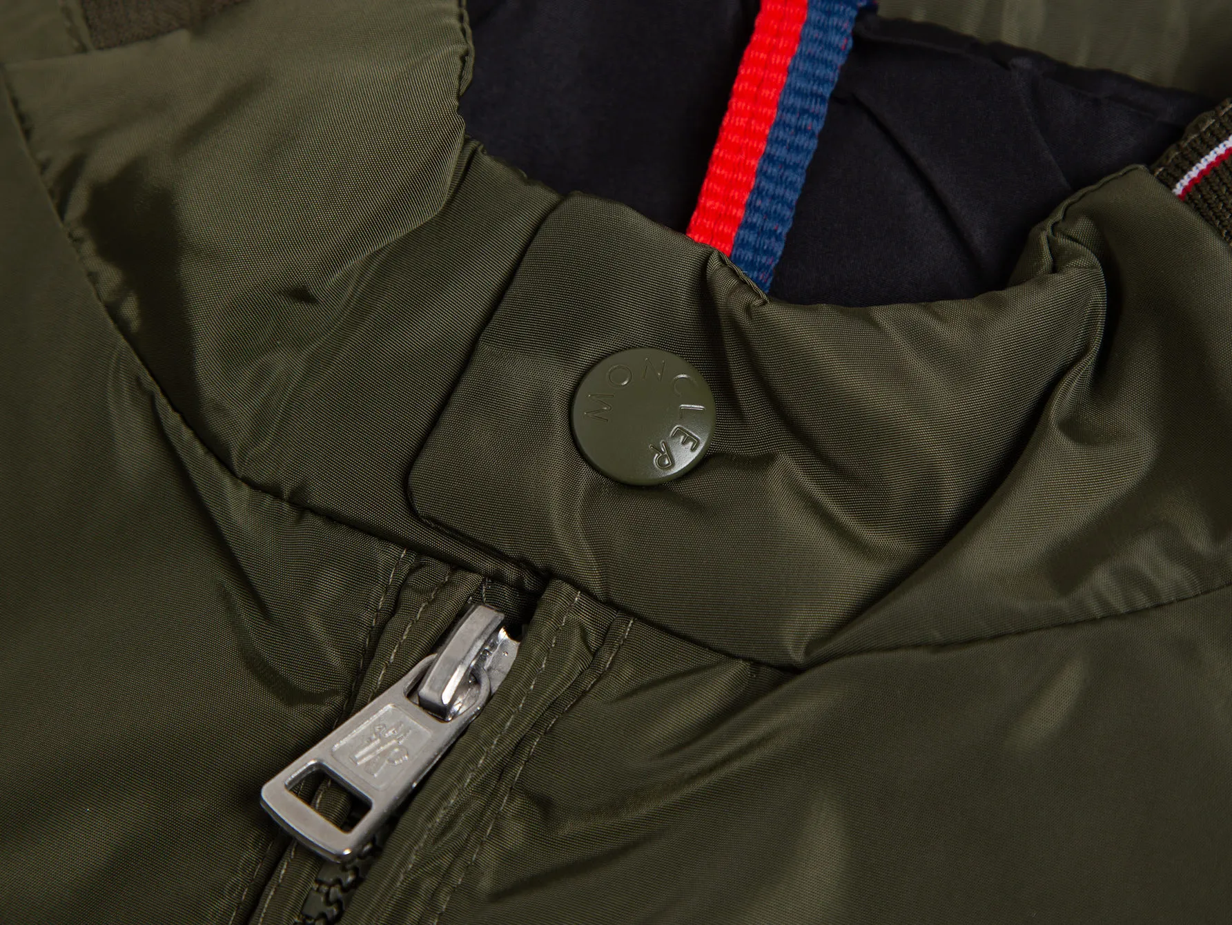 P520 ZP version) -Moncler's official website classic model is new. The letter jacquard windbreaker jacket is the same for men and women. -YB molded fabric details are the same. A full set of accessories are customized. Different from the market currency. Welcome to compare. -Color: black, white, royal blue, military green. -Code number 1 2 3 4 5