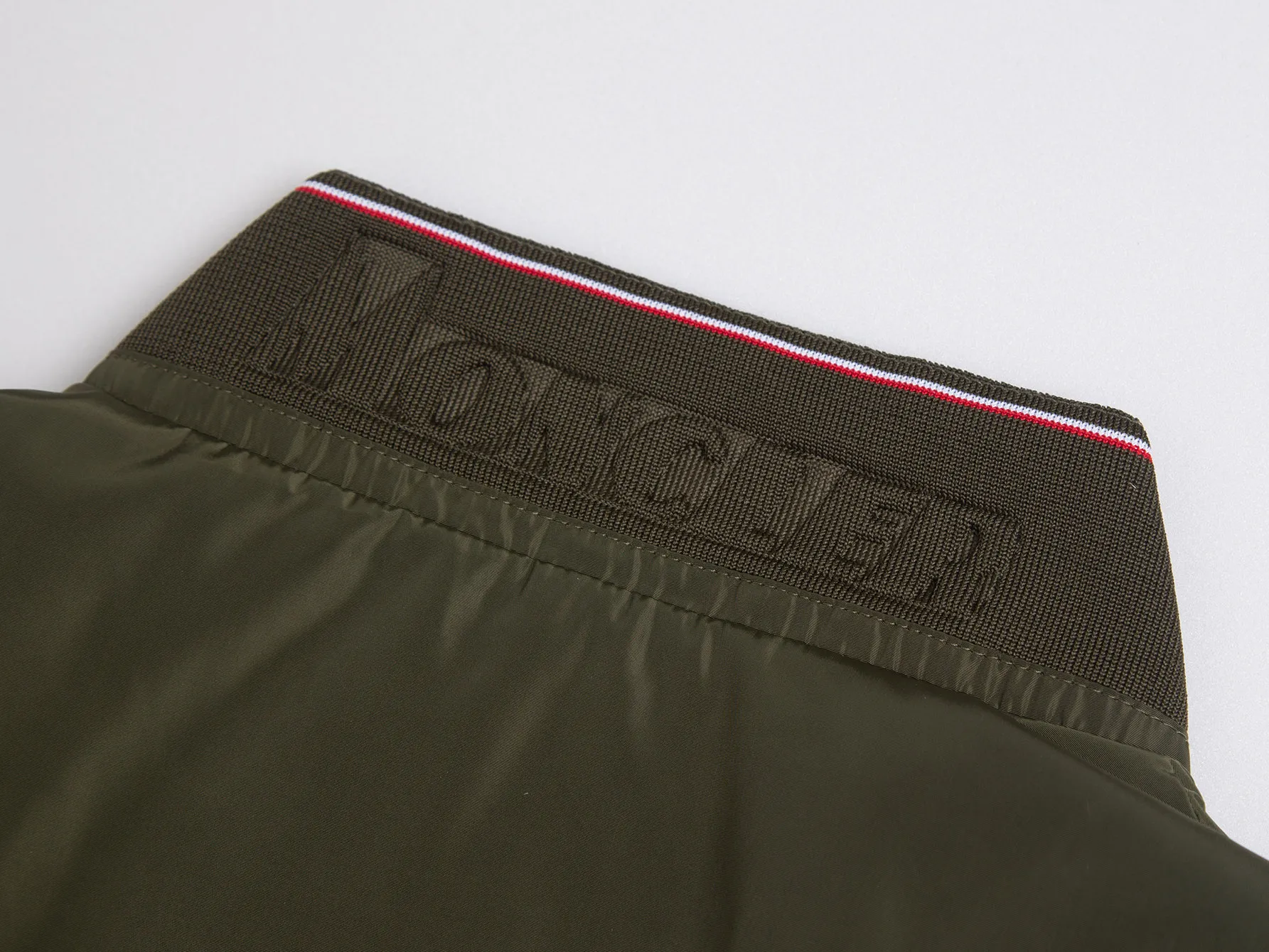 P520 ZP version) -Moncler's official website classic model is new. The letter jacquard windbreaker jacket is the same for men and women. -YB molded fabric details are the same. A full set of accessories are customized. Different from the market currency. Welcome to compare. -Color: black, white, royal blue, military green. -Code number 1 2 3 4 5