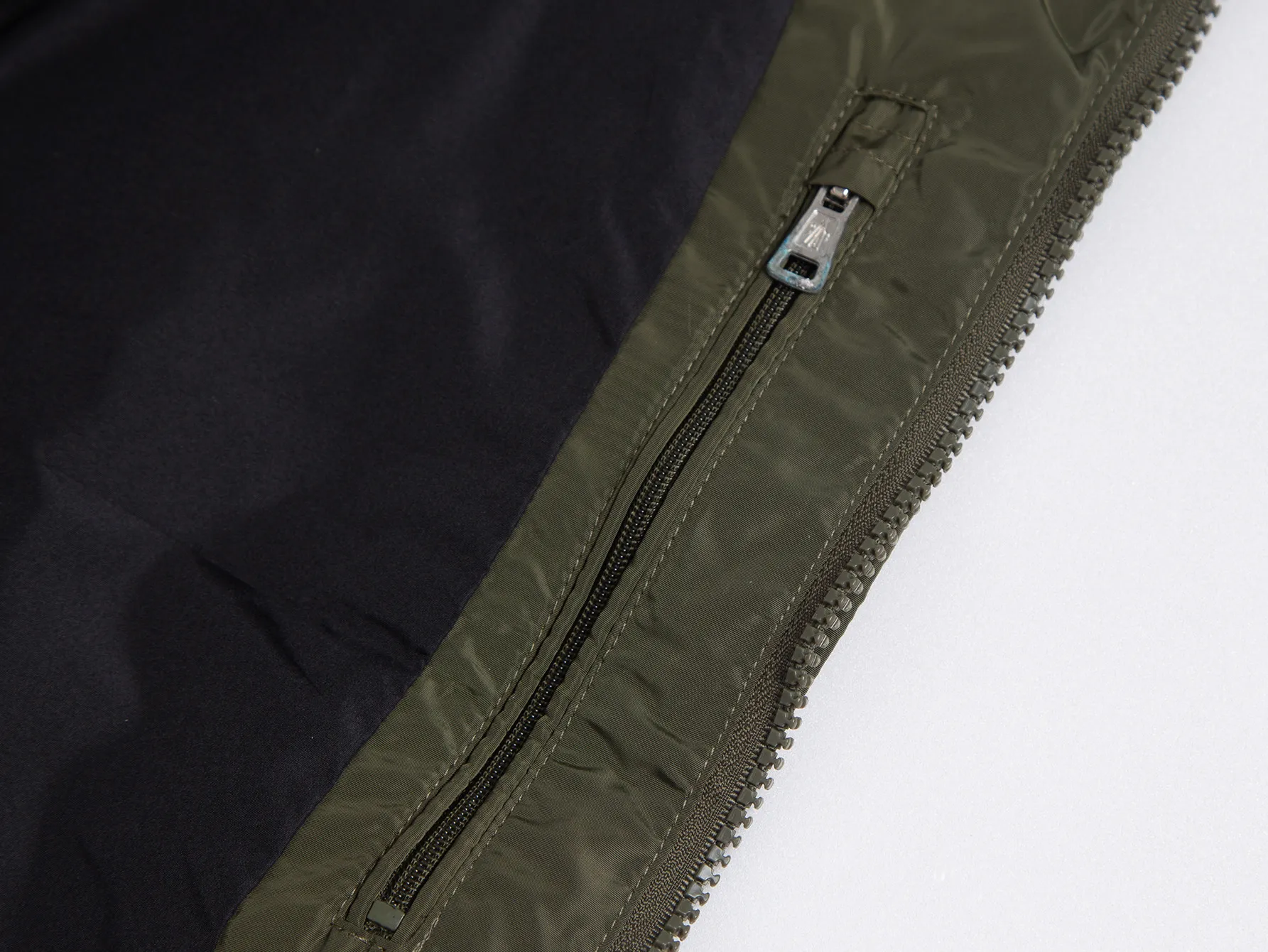 P520 ZP version) -Moncler's official website classic model is new. The letter jacquard windbreaker jacket is the same for men and women. -YB molded fabric details are the same. A full set of accessories are customized. Different from the market currency. Welcome to compare. -Color: black, white, royal blue, military green. -Code number 1 2 3 4 5