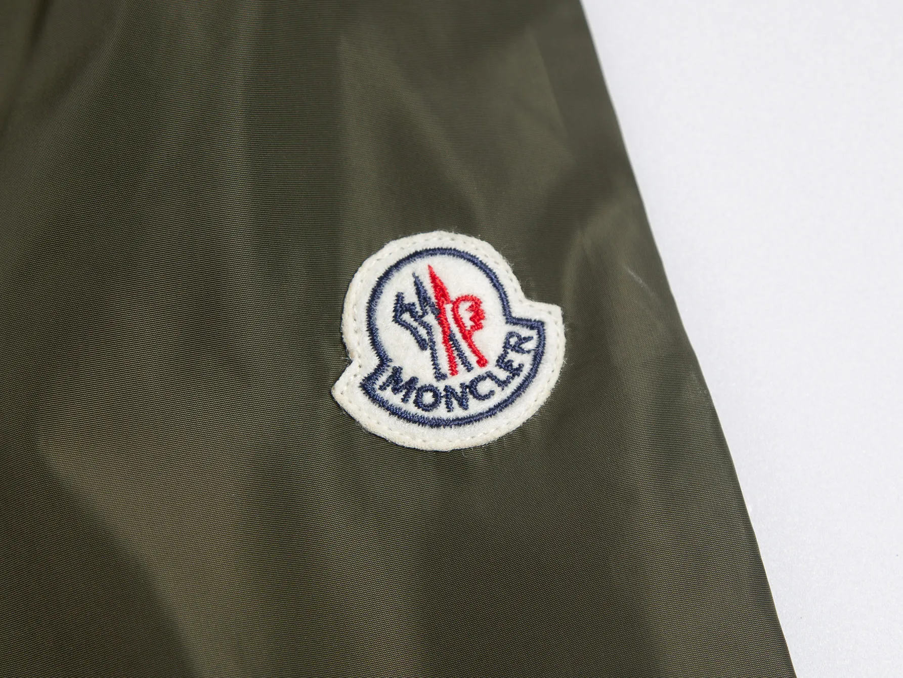 P520 ZP version) -Moncler's official website classic model is new. The letter jacquard windbreaker jacket is the same for men and women. -YB molded fabric details are the same. A full set of accessories are customized. Different from the market currency. Welcome to compare. -Color: black, white, royal blue, military green. -Code number 1 2 3 4 5