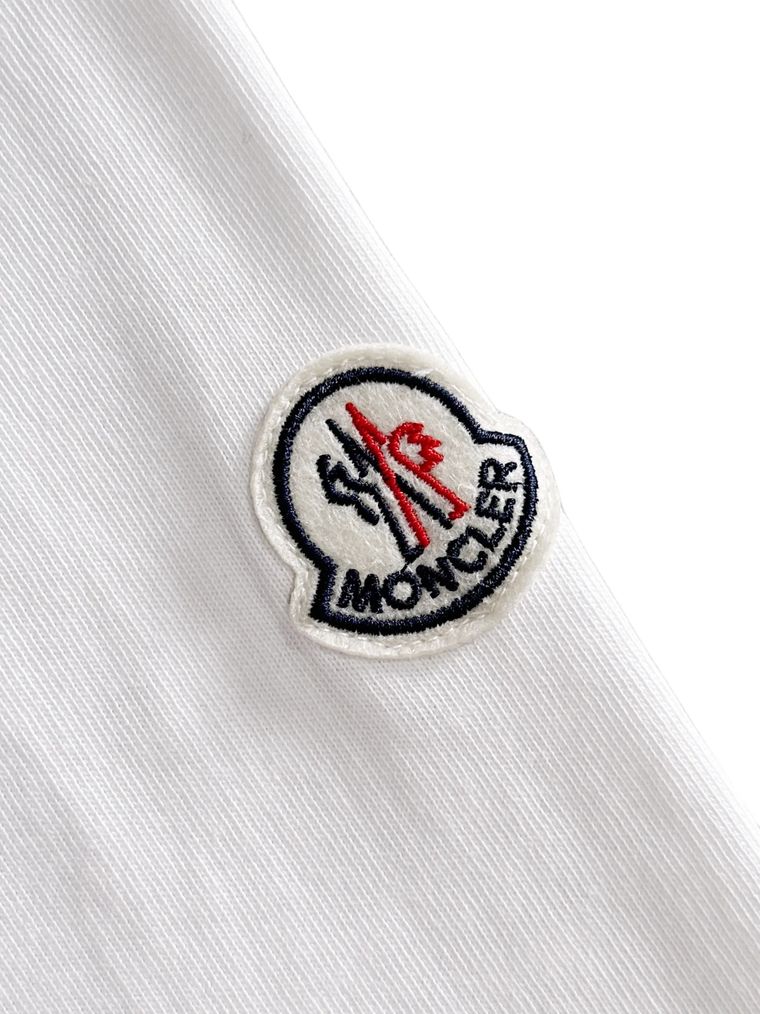 P190 Moncler 2025 new style Woven pocket splicing process Customized small logo Same style for men and women Long-sleeved T-shirt · Customized 280g pure cotton fabric · Custom dyed 32-count double-strand thread · Collar label, hangtag, main mark and three complete labels Color: White Size: XS S M L