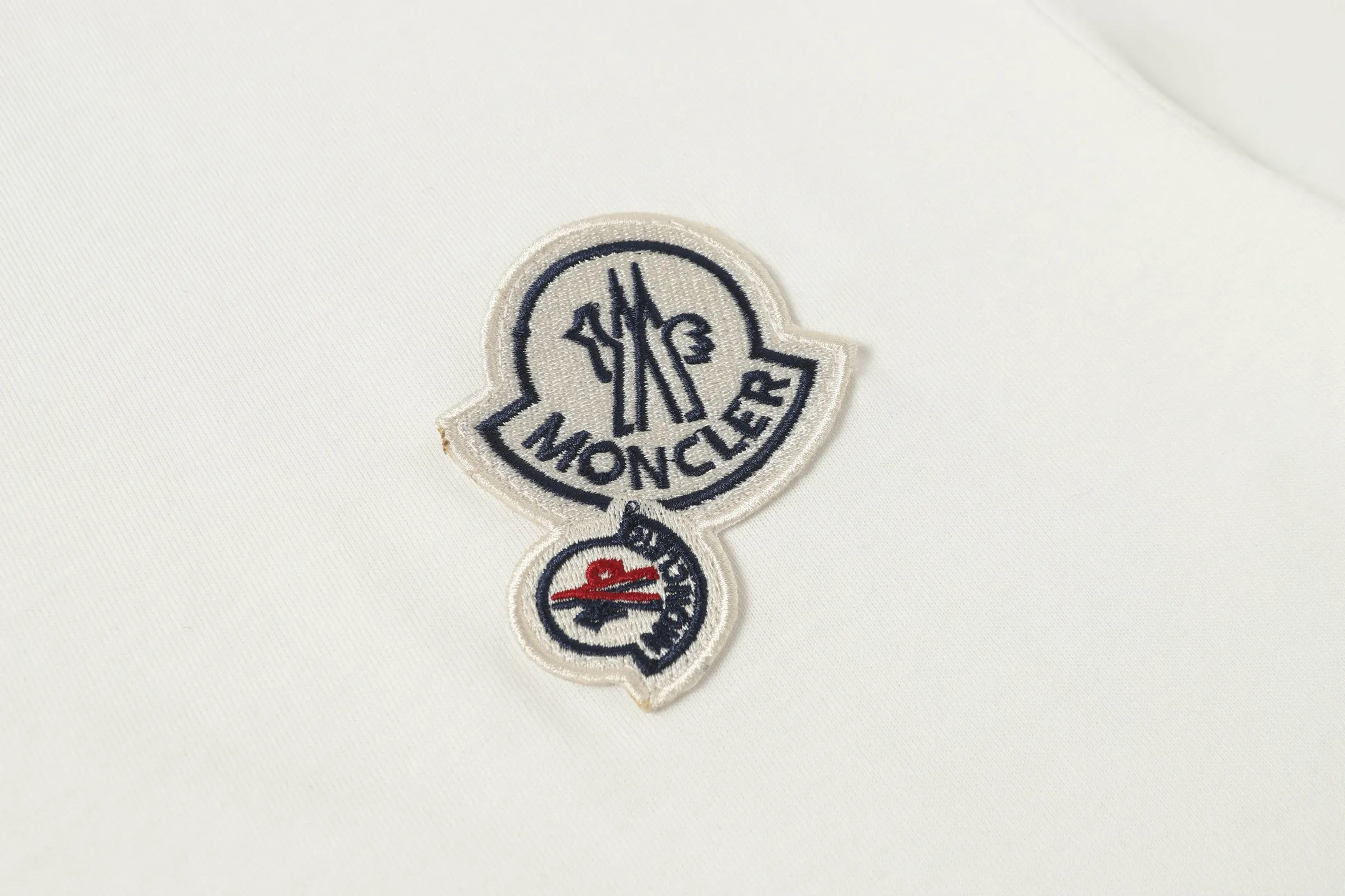P134 Style No.: 869 〈MONCLER〉The price of the MONCLER is actually quite advantageous. Those who have been to the counters should know that the price of the MONCLER is not much cheaper than Gucci Burberry. It is just relatively low-key and unwilling to hype. It is a picture that you want to buy or not. It has an arrogant existence... Exclusively customized 270g 32-count double yarn smooth cotton. The texture is very soft and comfortable. 100% different from the top fabrics in the market (does not shrink, deform, or pill). Matched with 320g 1*1 thread (fabric threads are dyed in the same vat, no color difference, threads are not easy to deform) Color: Black White Size: S-XL