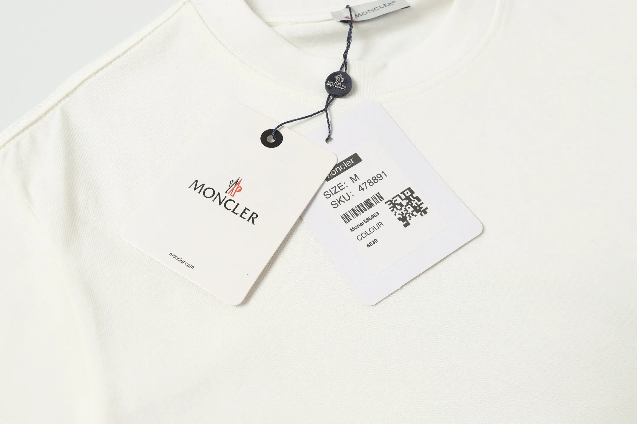 P134 Style No.: 869 〈MONCLER〉The price of the MONCLER is actually quite advantageous. Those who have been to the counters should know that the price of the MONCLER is not much cheaper than Gucci Burberry. It is just relatively low-key and unwilling to hype. It is a picture that you want to buy or not. It has an arrogant existence... Exclusively customized 270g 32-count double yarn smooth cotton. The texture is very soft and comfortable. 100% different from the top fabrics in the market (does not shrink, deform, or pill). Matched with 320g 1*1 thread (fabric threads are dyed in the same vat, no color difference, threads are not easy to deform) Color: Black White Size: S-XL