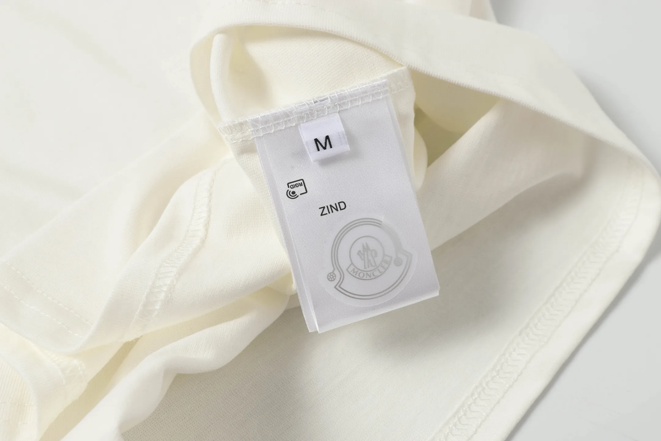 P134 Style No.: 869 〈MONCLER〉The price of the MONCLER is actually quite advantageous. Those who have been to the counters should know that the price of the MONCLER is not much cheaper than Gucci Burberry. It is just relatively low-key and unwilling to hype. It is a picture that you want to buy or not. It has an arrogant existence... Exclusively customized 270g 32-count double yarn smooth cotton. The texture is very soft and comfortable. 100% different from the top fabrics in the market (does not shrink, deform, or pill). Matched with 320g 1*1 thread (fabric threads are dyed in the same vat, no color difference, threads are not easy to deform) Color: Black White Size: S-XL