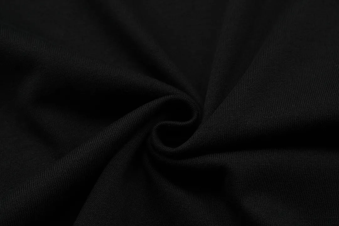 P170 Moncler 2025 new model, blue letter logo, same style for men and women, long-sleeved T-shirt ·Customized 300g 100% double yarn pure cotton fabric ·Dyeing 32 count double-strand thread ·Collar label, hangtag, main mark and three labels complete Color: Black Size: XS S M L