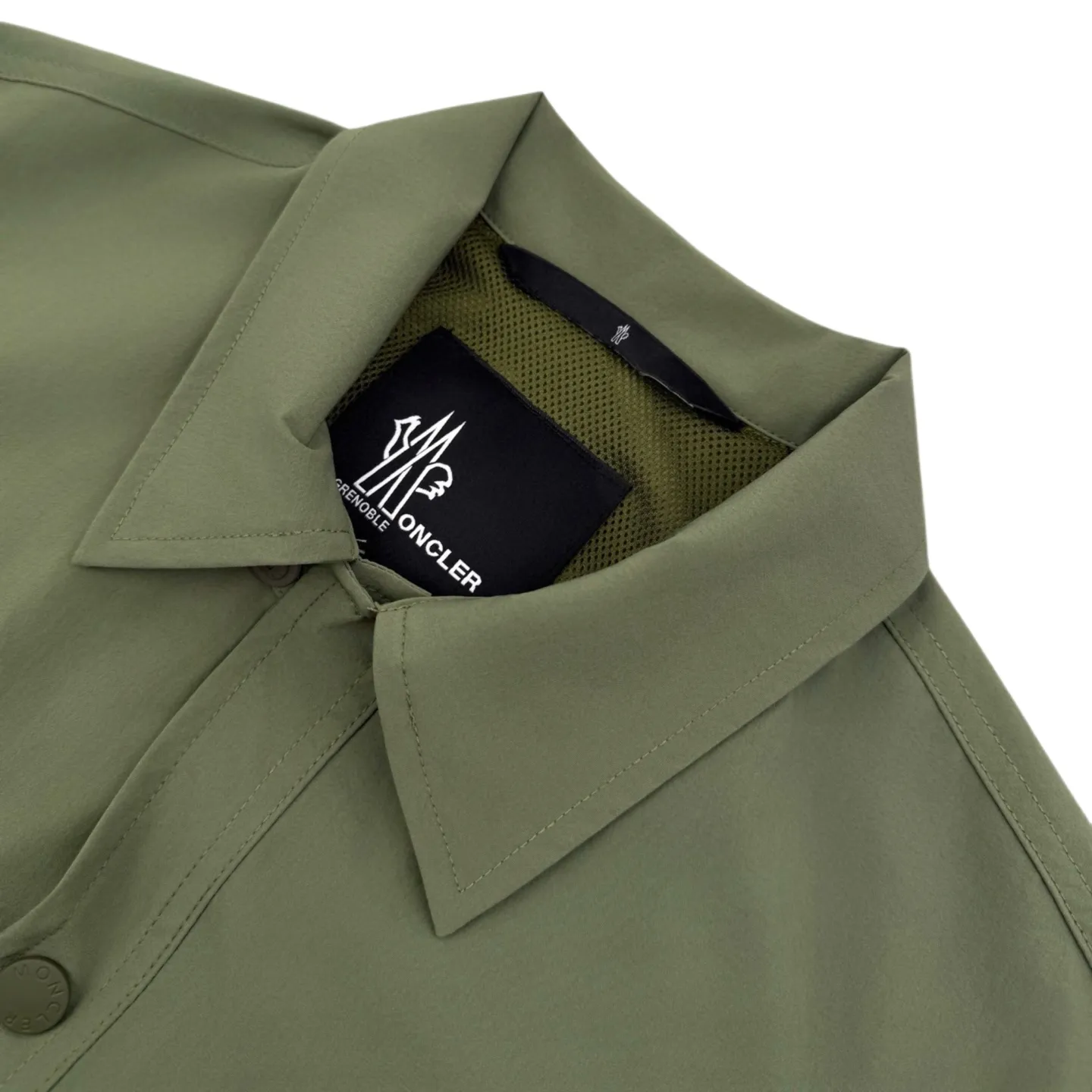P640 Exclusive supply] Moncler Grenoble multifunctional outdoor jacket (green) Purchased and developed for the original price of 12,500, the fabric is made of custom-dyed double stretch mercerized poplin, custom-dyed soft mesh pongee, excellent texture, comfortable and close to the skin, navy blue inspired by the deep sea, a low-key statement for contemporary gentlemen, precise narrative of functional pocket system, balance of function and aesthetics, iconic Moncler logo on the sleeves, fully recognizable The triangular logo of the same color is hidden into the fabric texture like a mark in the undercurrent of the deep sea. It is extremely invisible and visible. The detachable sleeve design allows for diversified outfits. You can switch styles at will. It is chic and free, showing nobility. It takes into account the balance between outdoor practicality and urban aesthetics, leading fashion. Using the three-in-one process, the glue is first and evenly coated on the surface of the substrate that needs to be composited, and then dried and solidified. Then the substrate coated with the adhesive film is composited with the non-woven fabric, and then cooled and solidified, and then composited with the filtered non-woven fabric. The work is cumbersome and complex, time-consuming and labor-intensive. Embossing composite technology uses computer scanning to ensure that the size and shape of the imprint are consistent with the original, and then uses special glue as an adhesive to combine and then solidify to achieve complete dryness and the best bonding effect. CNC laser burning and cutting is used. Based on the high energy characteristics of the laser, the moving path of the laser beam is precisely controlled by the laser generator to achieve precise cutting of the shape of the piece. Template machine bag opening The preset template guides the position, shape and size of the bag opening. The accuracy ensures the quality of the bag opening effect. Using infrared special machine to nail the buttons, the position is more precise and firm. Size:1-2-3-4