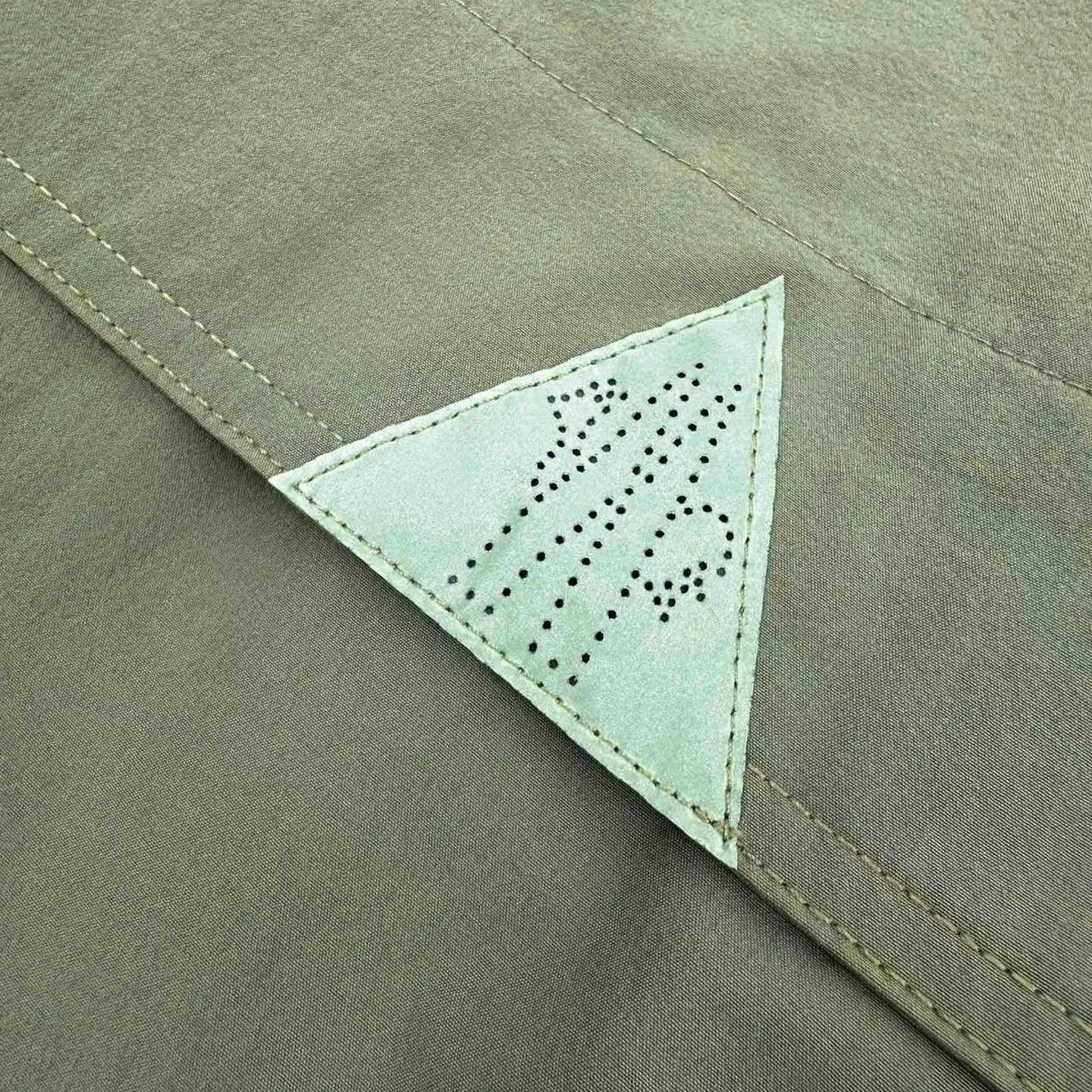 P640 Exclusive supply] Moncler Grenoble multifunctional outdoor jacket (green) Purchased and developed for the original price of 12,500, the fabric is made of custom-dyed double stretch mercerized poplin, custom-dyed soft mesh pongee, excellent texture, comfortable and close to the skin, navy blue inspired by the deep sea, a low-key statement for contemporary gentlemen, precise narrative of functional pocket system, balance of function and aesthetics, iconic Moncler logo on the sleeves, fully recognizable The triangular logo of the same color is hidden into the fabric texture like a mark in the undercurrent of the deep sea. It is extremely invisible and visible. The detachable sleeve design allows for diversified outfits. You can switch styles at will. It is chic and free, showing nobility. It takes into account the balance between outdoor practicality and urban aesthetics, leading fashion. Using the three-in-one process, the glue is first and evenly coated on the surface of the substrate that needs to be composited, and then dried and solidified. Then the substrate coated with the adhesive film is composited with the non-woven fabric, and then cooled and solidified, and then composited with the filtered non-woven fabric. The work is cumbersome and complex, time-consuming and labor-intensive. Embossing composite technology uses computer scanning to ensure that the size and shape of the imprint are consistent with the original, and then uses special glue as an adhesive to combine and then solidify to achieve complete dryness and the best bonding effect. CNC laser burning and cutting is used. Based on the high energy characteristics of the laser, the moving path of the laser beam is precisely controlled by the laser generator to achieve precise cutting of the shape of the piece. Template machine bag opening The preset template guides the position, shape and size of the bag opening. The accuracy ensures the quality of the bag opening effect. Using infrared special machine to nail the buttons, the position is more precise and firm. Size:1-2-3-4