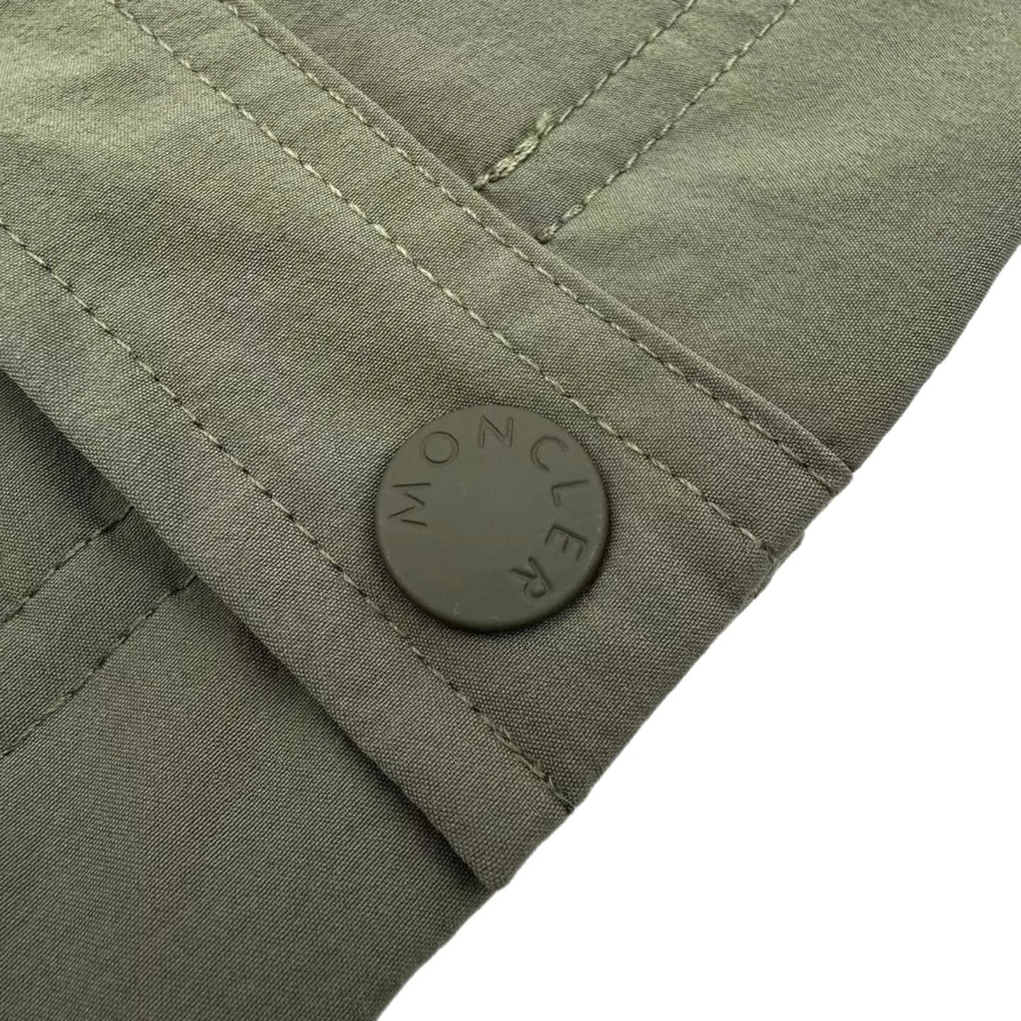 P640 Exclusive supply] Moncler Grenoble multifunctional outdoor jacket (green) Purchased and developed for the original price of 12,500, the fabric is made of custom-dyed double stretch mercerized poplin, custom-dyed soft mesh pongee, excellent texture, comfortable and close to the skin, navy blue inspired by the deep sea, a low-key statement for contemporary gentlemen, precise narrative of functional pocket system, balance of function and aesthetics, iconic Moncler logo on the sleeves, fully recognizable The triangular logo of the same color is hidden into the fabric texture like a mark in the undercurrent of the deep sea. It is extremely invisible and visible. The detachable sleeve design allows for diversified outfits. You can switch styles at will. It is chic and free, showing nobility. It takes into account the balance between outdoor practicality and urban aesthetics, leading fashion. Using the three-in-one process, the glue is first and evenly coated on the surface of the substrate that needs to be composited, and then dried and solidified. Then the substrate coated with the adhesive film is composited with the non-woven fabric, and then cooled and solidified, and then composited with the filtered non-woven fabric. The work is cumbersome and complex, time-consuming and labor-intensive. Embossing composite technology uses computer scanning to ensure that the size and shape of the imprint are consistent with the original, and then uses special glue as an adhesive to combine and then solidify to achieve complete dryness and the best bonding effect. CNC laser burning and cutting is used. Based on the high energy characteristics of the laser, the moving path of the laser beam is precisely controlled by the laser generator to achieve precise cutting of the shape of the piece. Template machine bag opening The preset template guides the position, shape and size of the bag opening. The accuracy ensures the quality of the bag opening effect. Using infrared special machine to nail the buttons, the position is more precise and firm. Size:1-2-3-4
