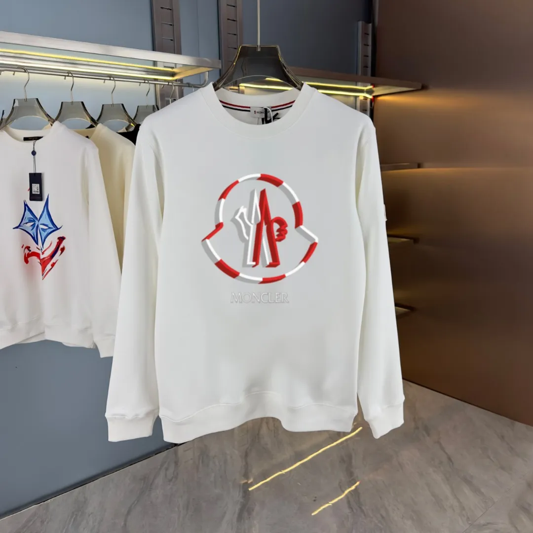 P210 High-version sweatshirt) [Long-term stock] 〖𝐌𝐎𝐍𝐂𝐋𝐄𝐑~Mask〗 Made of 440g heavy-weight fabric. It is different from the market currency. It can be matched with any variety and is properly handsome. 😎The whole dress is made of double waistcoats. The double waistcoats make the whole dress more three-dimensional. Not ordinary factories can do such fine work. 2025 Spring runway version of the T stage, on sale at the counter, round neck terry sweatshirt, high-end double-strand pure cotton, custom-made stretch ribs, dyed in the same vat, complete with three standards, matched with exquisite embroidered LOGO on the chest, simple and advanced, same style for men and women. Color: black, apricot, white, size: S M L XL 2XL