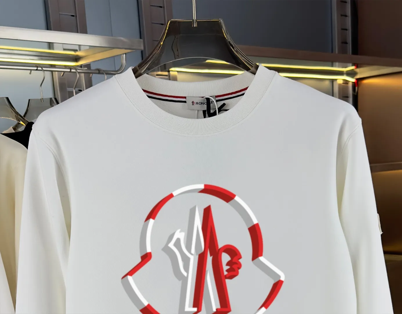 P210 High-version sweatshirt) [Long-term stock] 〖𝐌𝐎𝐍𝐂𝐋𝐄𝐑~Mask〗 Made of 440g heavy-weight fabric. It is different from the market currency. It can be matched with any variety and is properly handsome. 😎The whole dress is made of double waistcoats. The double waistcoats make the whole dress more three-dimensional. Not ordinary factories can do such fine work. 2025 Spring runway version of the T stage, on sale at the counter, round neck terry sweatshirt, high-end double-strand pure cotton, custom-made stretch ribs, dyed in the same vat, complete with three standards, matched with exquisite embroidered LOGO on the chest, simple and advanced, same style for men and women. Color: black, apricot, white, size: S M L XL 2XL