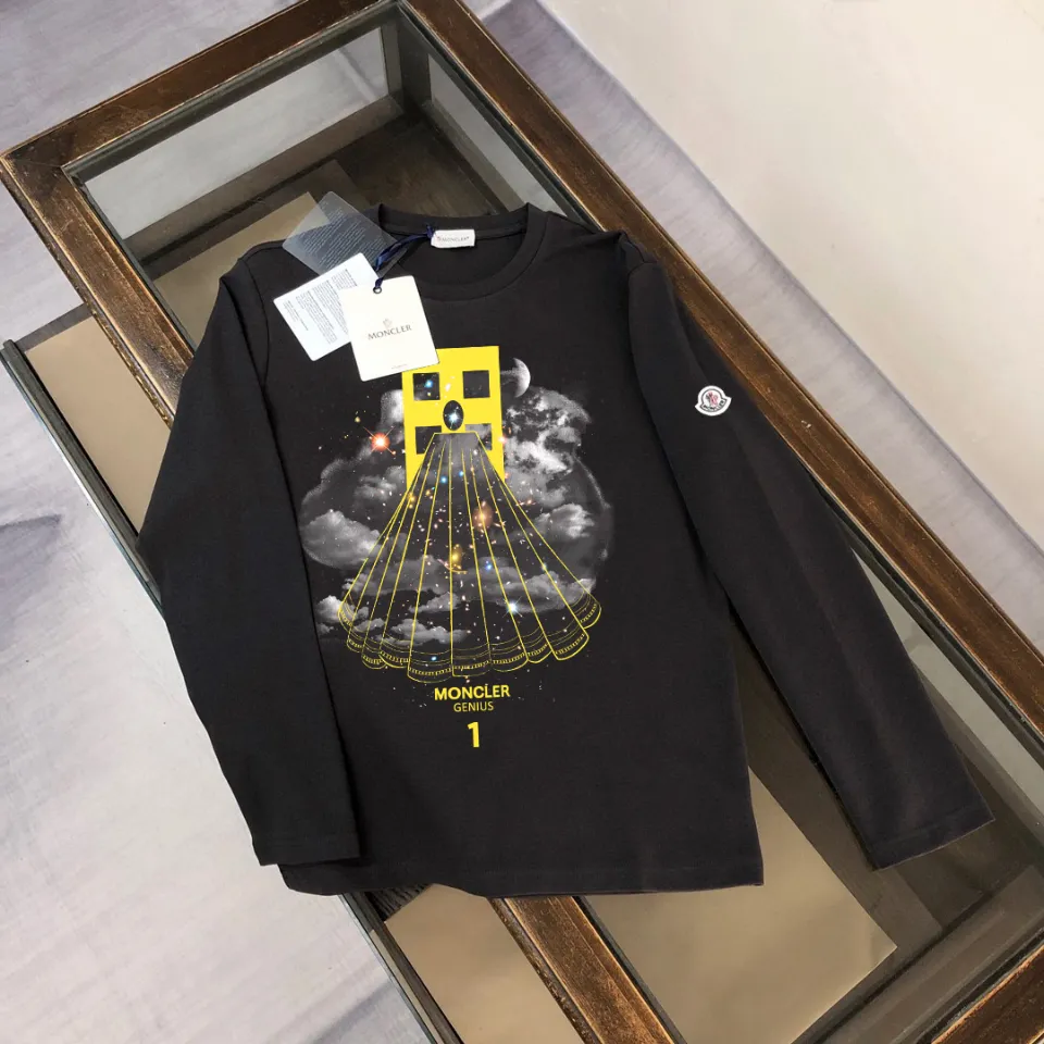 P180, a non-off-the-shelf model, you can trust it. Moncler printed long-sleeved T-shirt, 240g breathable cotton fabric, very soft and comfortable texture, does not shrink, does not deform, does not ball), can be worn alone as a base layer. Original customized accessories, collar label, care mark, hangtag, packaging (perfect details) Color: White Black Size: XS S M L
