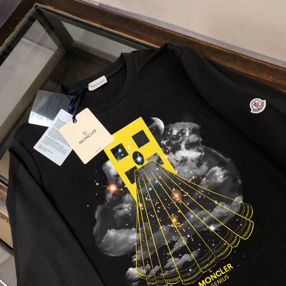 P180, a non-off-the-shelf model, you can trust it. Moncler printed long-sleeved T-shirt, 240g breathable cotton fabric, very soft and comfortable texture, does not shrink, does not deform, does not ball), can be worn alone as a base layer. Original customized accessories, collar label, care mark, hangtag, packaging (perfect details) Color: White Black Size: XS S M L