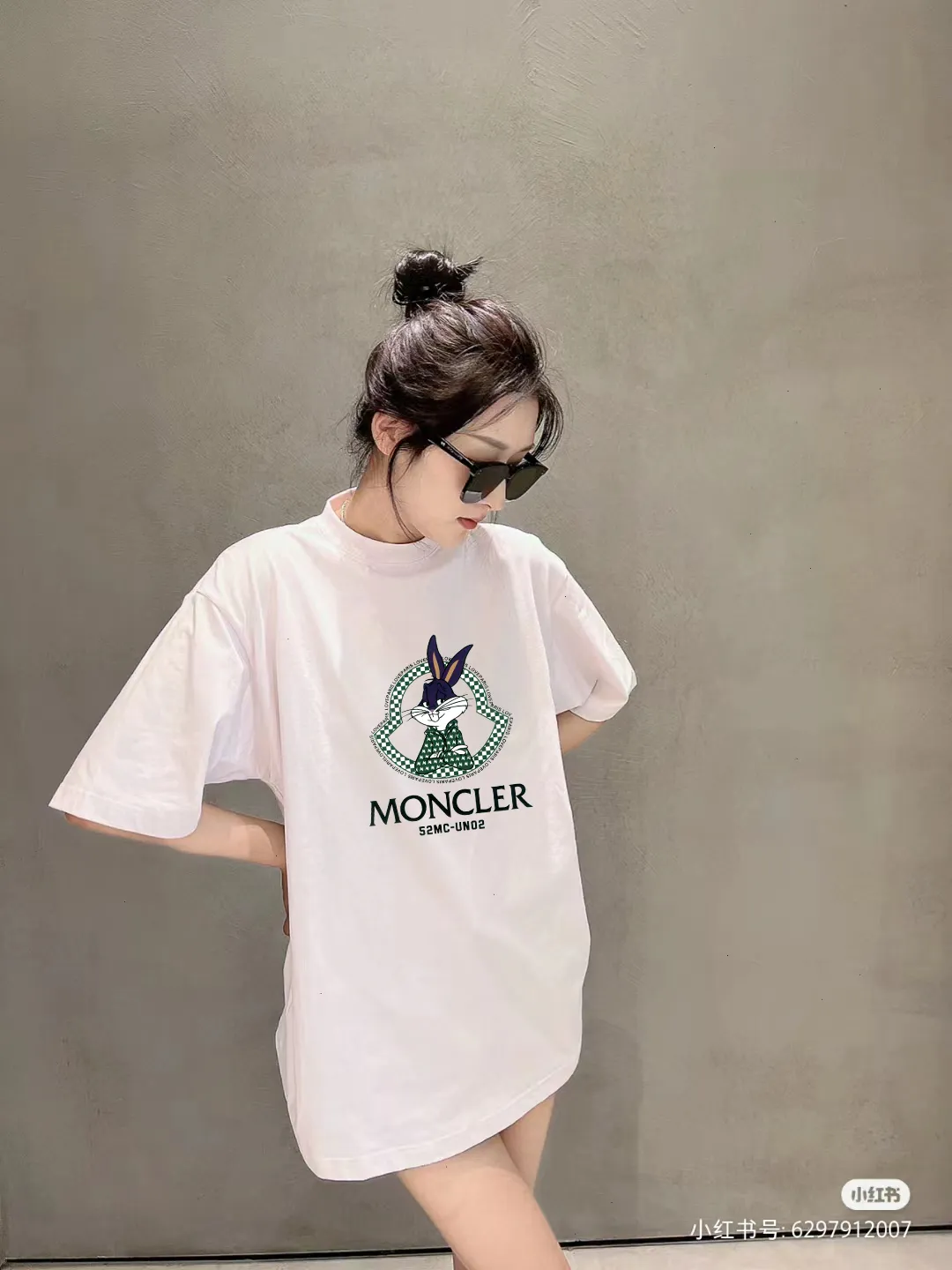 P140 [MONCLER] 2025FW short-sleeved T-shirt, LOGO printing, high-end 26s double yarn 300g fabric, heavy fabric, custom stretcher rib, same vat and dye, three standard complete, same style for men and women, color: black, white, size: S M L XL 2XL