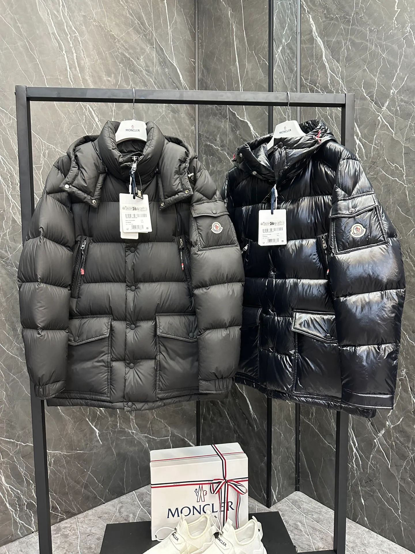 Moncler Chiablese mid-length down jacket. Two colors available. Matte/classic. P1460