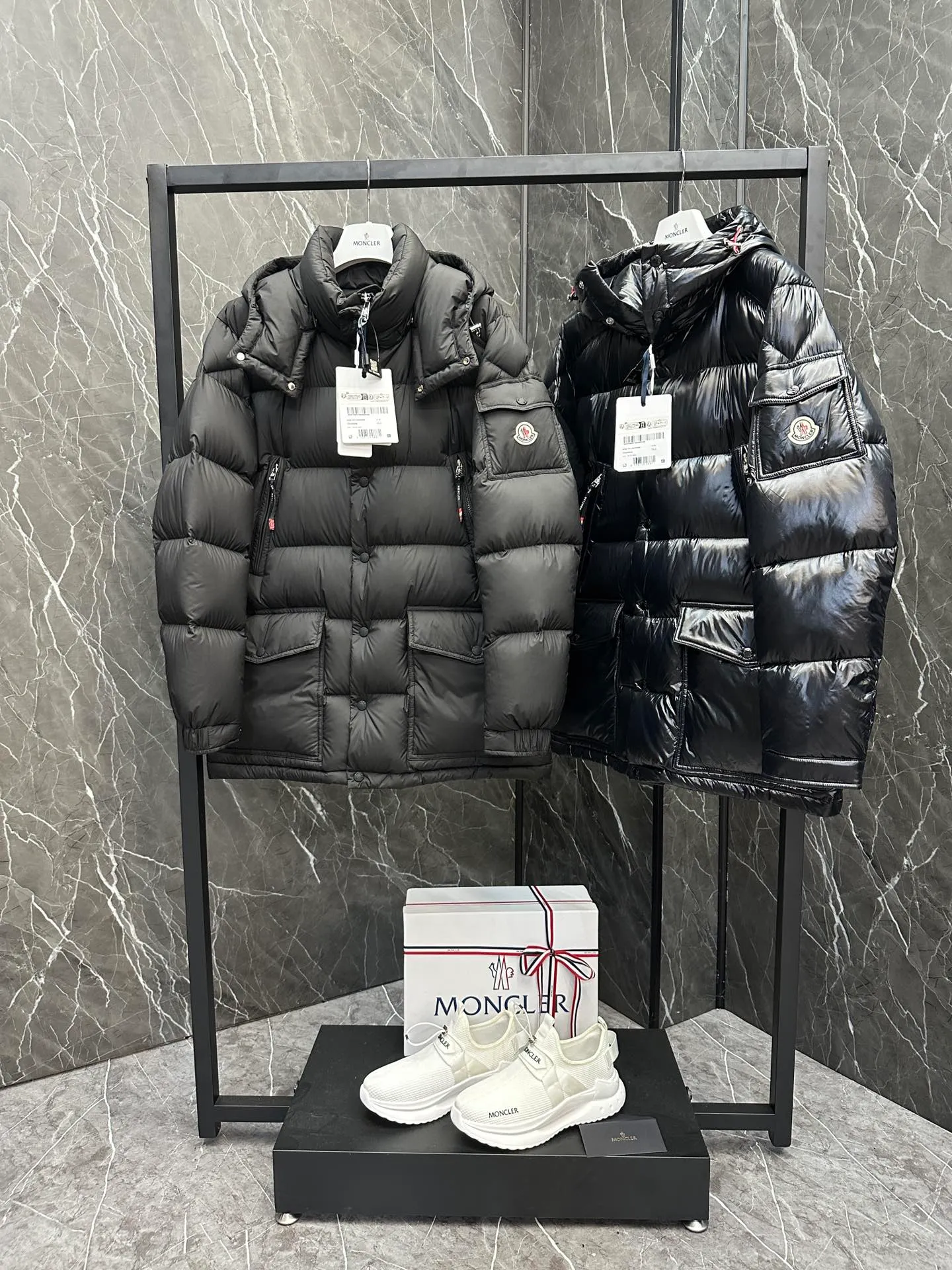 Moncler Chiablese mid-length down jacket. Two colors available. Matte/classic. P1460
