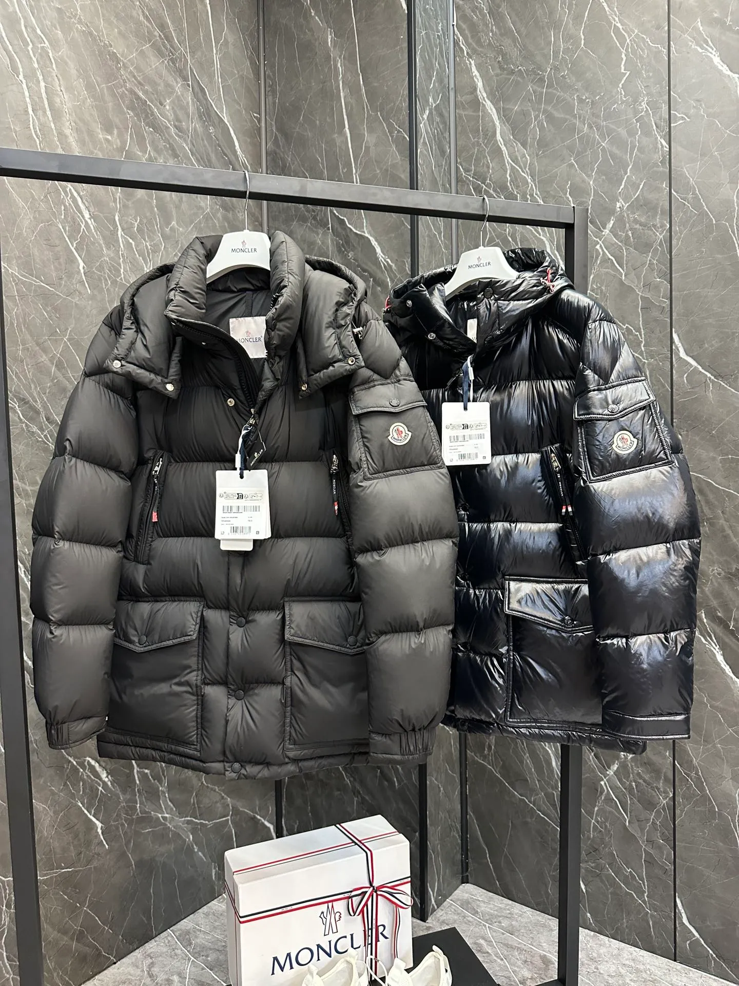 Moncler Chiablese mid-length down jacket. Two colors available. Matte/classic. P1460