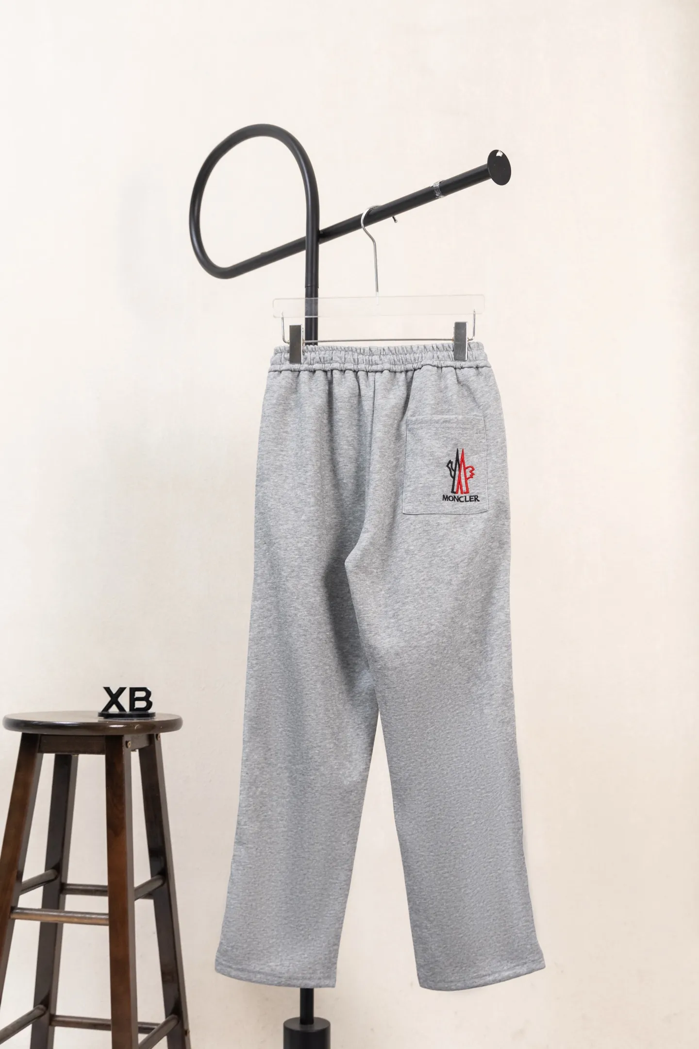 P230 Style No. The custom-woven 400-weight yarn can be compounded. The gray fabric has a hand-washed feel, a cloth surface, and a drape of 380g. The fabric is dyed in the same vat and fixed and dyed. The printing has no burrs and the waistline is restored in a consistent manner. The domestic double-needle machine is modified to honing the thread! The seemingly simple style has so many little details! Foot 22 thread professional size S-XL