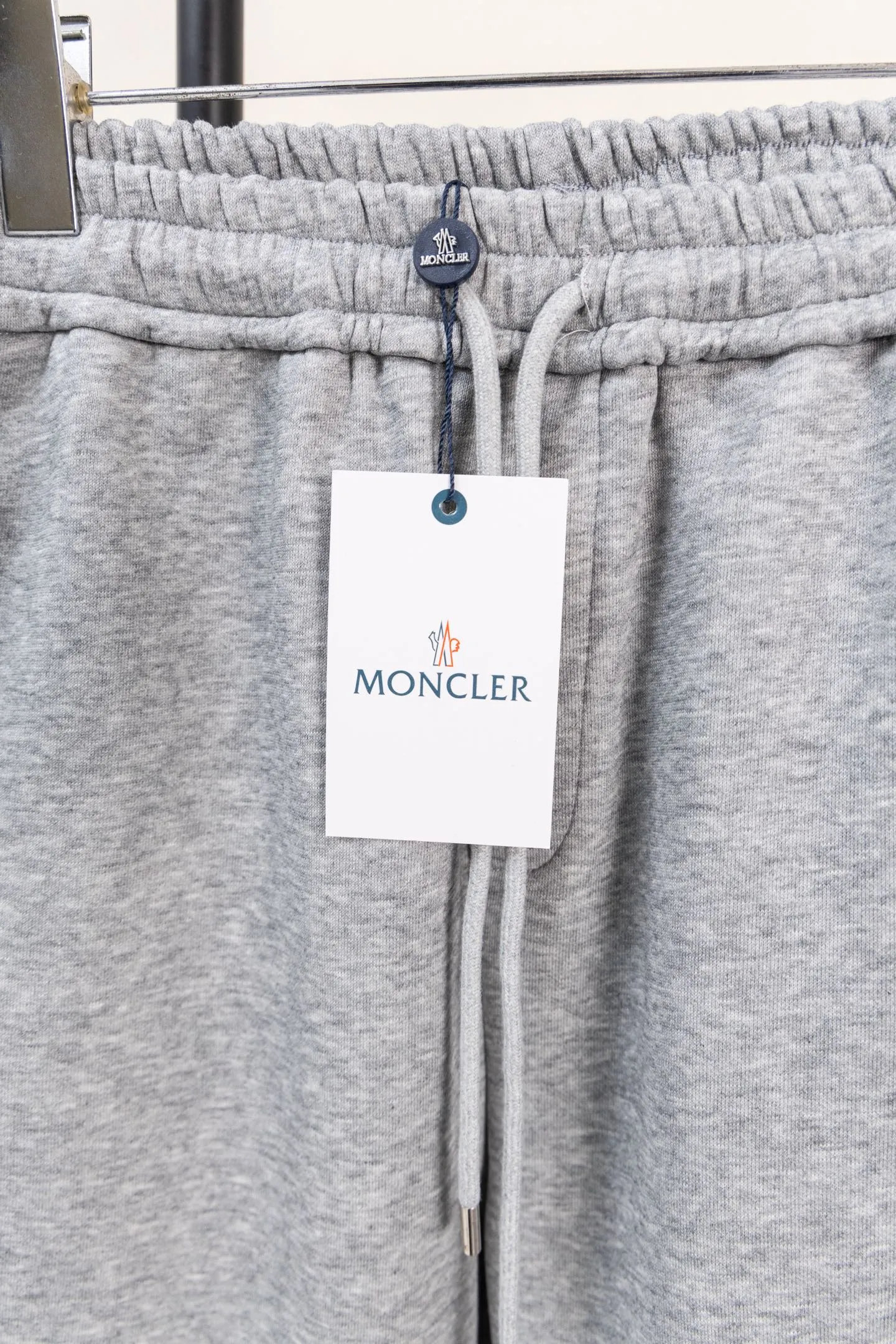 P230 Style No. The custom-woven 400-weight yarn can be compounded. The gray fabric has a hand-washed feel, a cloth surface, and a drape of 380g. The fabric is dyed in the same vat and fixed and dyed. The printing has no burrs and the waistline is restored in a consistent manner. The domestic double-needle machine is modified to honing the thread! The seemingly simple style has so many little details! Foot 22 thread professional size S-XL