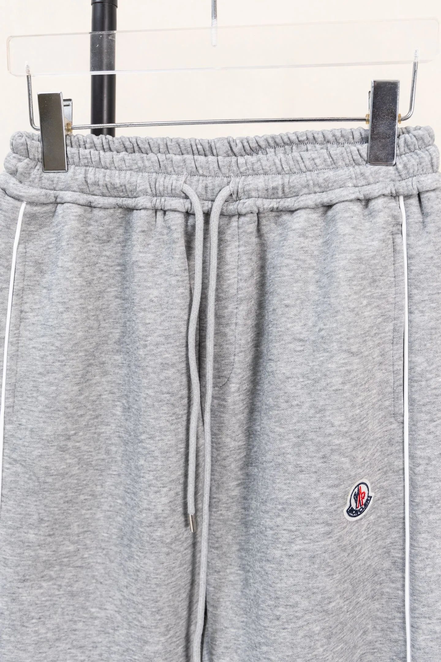 P230 Style No. The custom-woven 400-weight yarn can be compounded. The gray fabric has a hand-washed feel, a cloth surface, and a drape of 380g. The fabric is dyed in the same vat and fixed and dyed. The printing has no burrs and the waistline is restored in a consistent manner. The domestic double-needle machine is modified to honing the thread! The seemingly simple style has so many little details! Foot 22 thread professional size S-XL