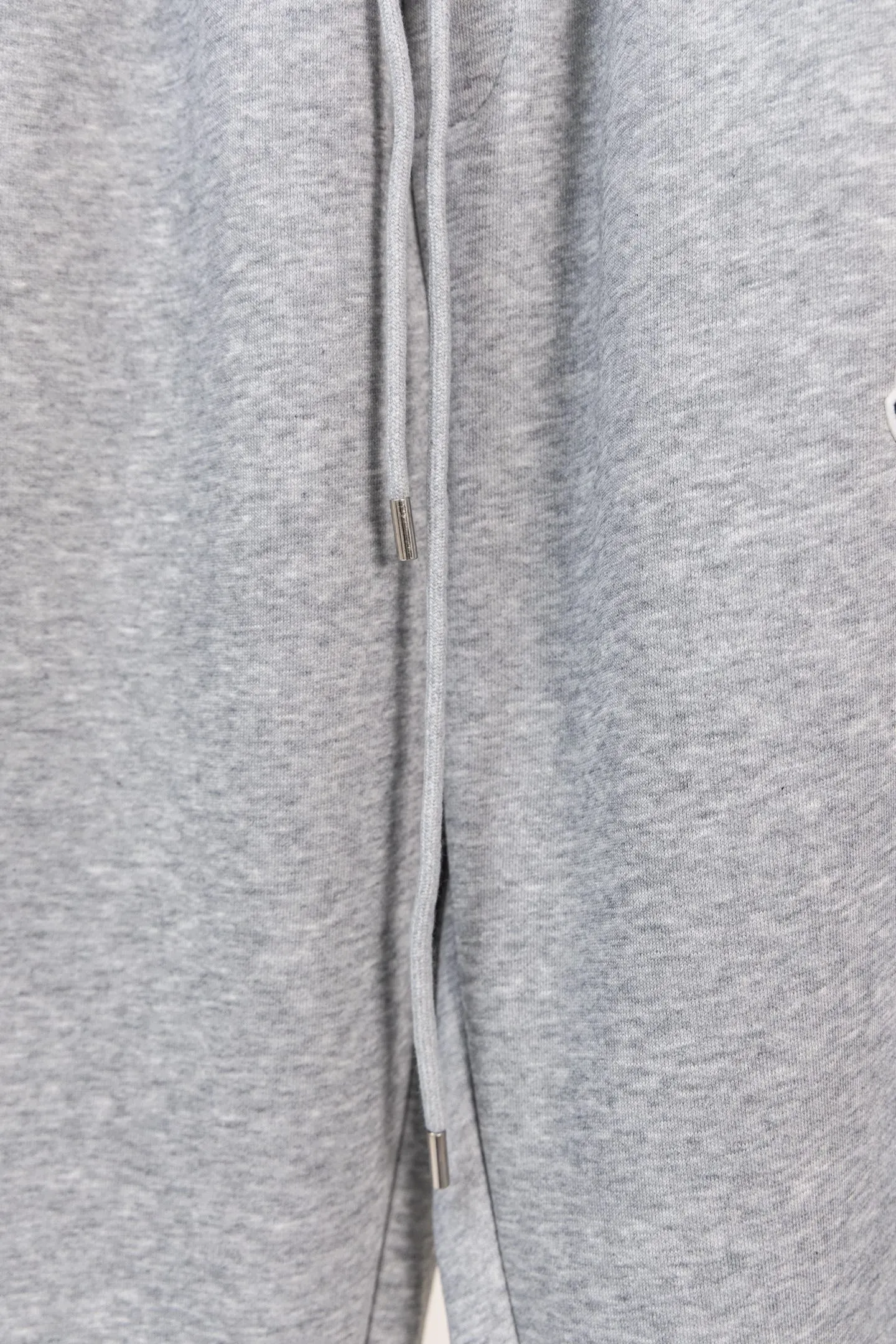 P230 Style No. The custom-woven 400-weight yarn can be compounded. The gray fabric has a hand-washed feel, a cloth surface, and a drape of 380g. The fabric is dyed in the same vat and fixed and dyed. The printing has no burrs and the waistline is restored in a consistent manner. The domestic double-needle machine is modified to honing the thread! The seemingly simple style has so many little details! Foot 22 thread professional size S-XL