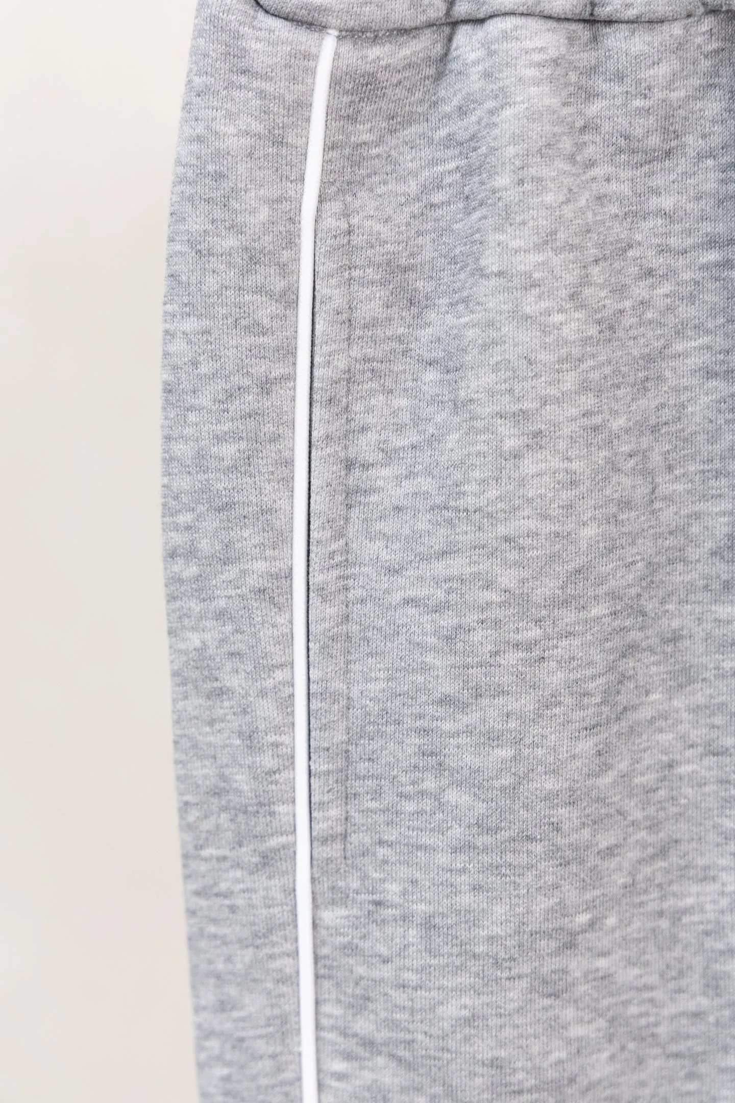 P230 Style No. The custom-woven 400-weight yarn can be compounded. The gray fabric has a hand-washed feel, a cloth surface, and a drape of 380g. The fabric is dyed in the same vat and fixed and dyed. The printing has no burrs and the waistline is restored in a consistent manner. The domestic double-needle machine is modified to honing the thread! The seemingly simple style has so many little details! Foot 22 thread professional size S-XL