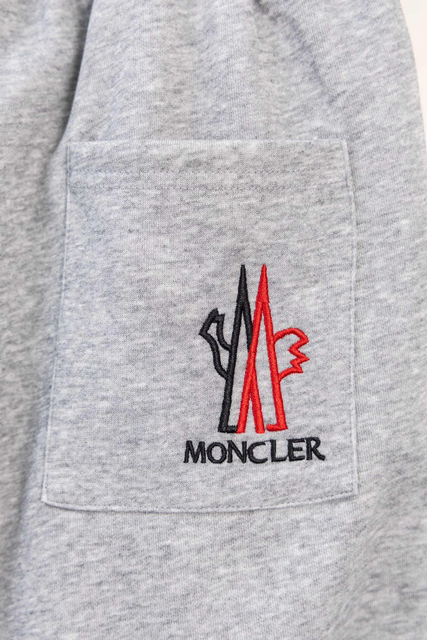 P230 Style No. The custom-woven 400-weight yarn can be compounded. The gray fabric has a hand-washed feel, a cloth surface, and a drape of 380g. The fabric is dyed in the same vat and fixed and dyed. The printing has no burrs and the waistline is restored in a consistent manner. The domestic double-needle machine is modified to honing the thread! The seemingly simple style has so many little details! Foot 22 thread professional size S-XL