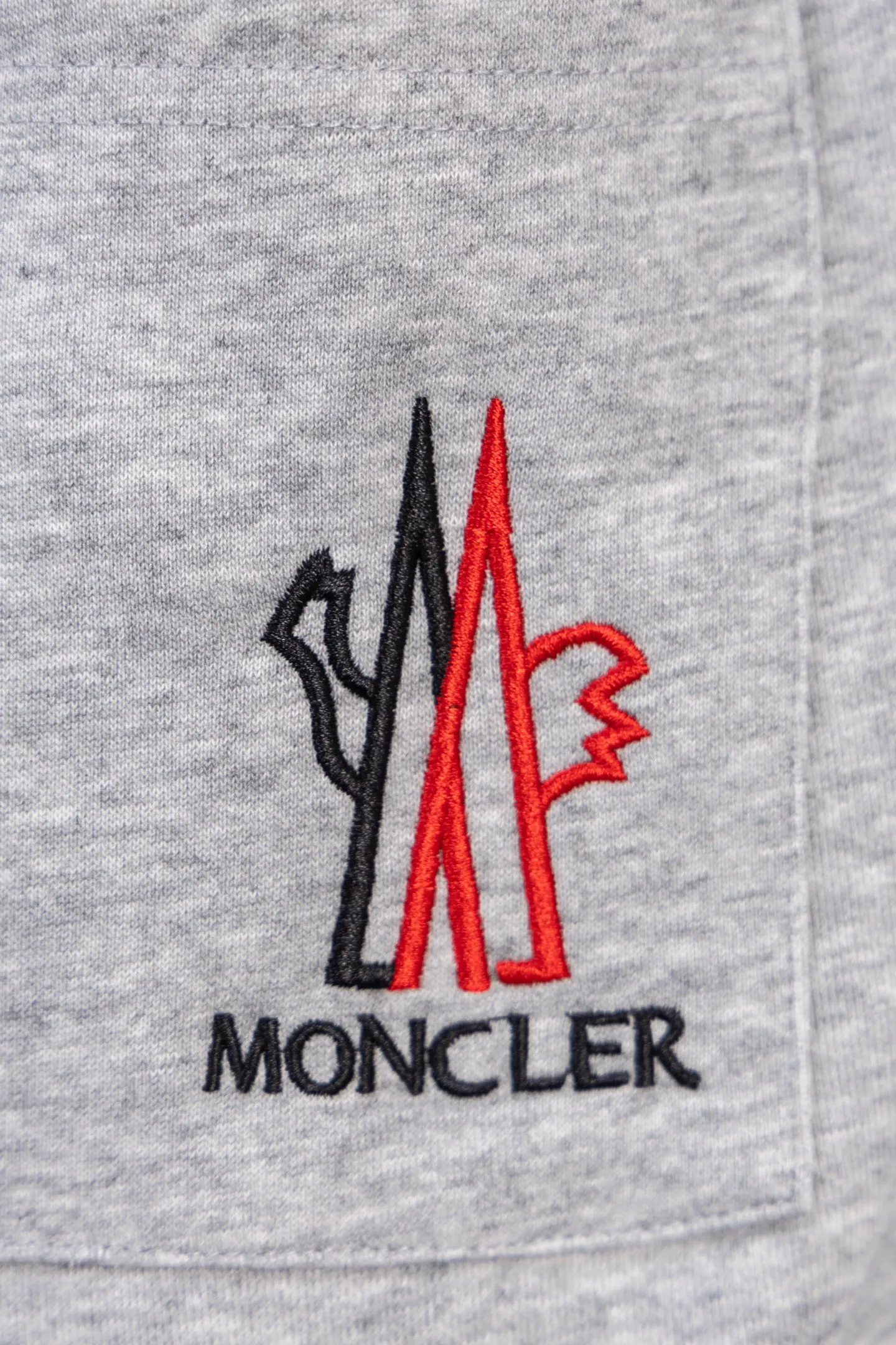P230 Style No. The custom-woven 400-weight yarn can be compounded. The gray fabric has a hand-washed feel, a cloth surface, and a drape of 380g. The fabric is dyed in the same vat and fixed and dyed. The printing has no burrs and the waistline is restored in a consistent manner. The domestic double-needle machine is modified to honing the thread! The seemingly simple style has so many little details! Foot 22 thread professional size S-XL