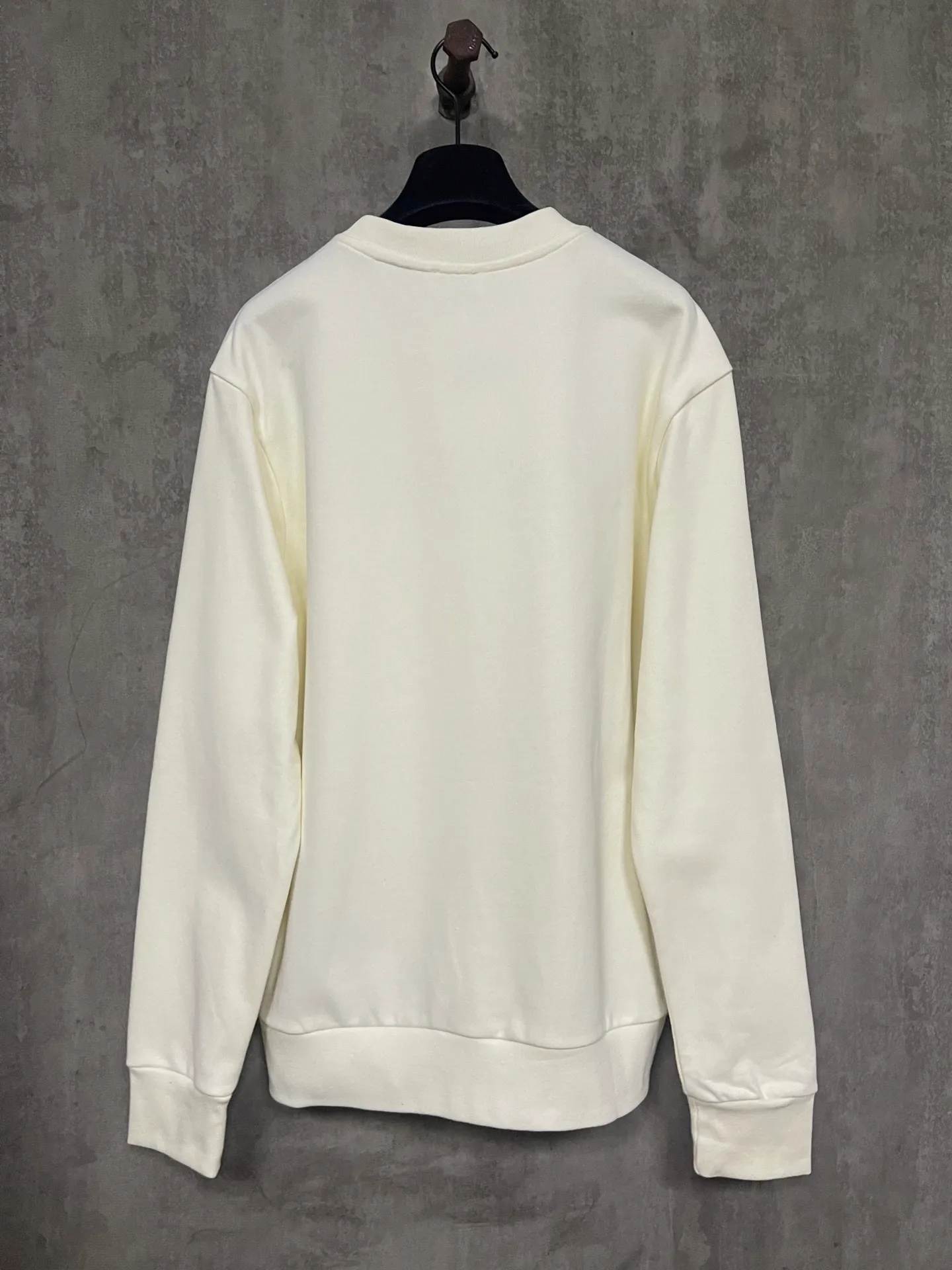 P360 MONCLER Covered Mouth Embroidered Armband Sweatshirt Fabric: Made of 380g brushed sweatshirt terry, the fabric is brushed to make the surface feel softer and smoother. The thread is matched with 1*1 double yarn thread. The embroidery uses 3D multi-dimensional embroidery, embellished with connected brand embroidered letters. The armband is made of sheepskin composite embroidery technology. Customized hardware, threads, accessories, plate alignment, same style for men and women -Color: black apricot -Size: S M L XL