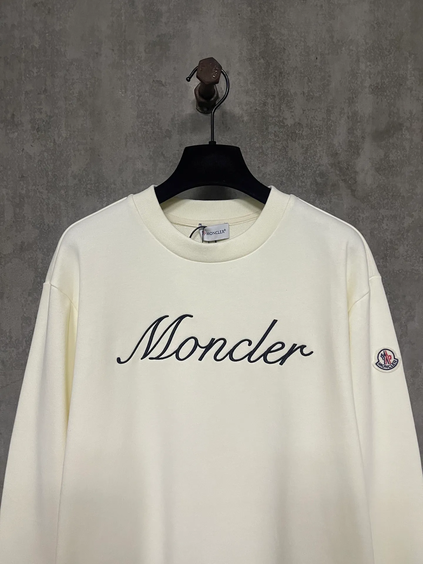 P360 MONCLER Covered Mouth Embroidered Armband Sweatshirt Fabric: Made of 380g brushed sweatshirt terry, the fabric is brushed to make the surface feel softer and smoother. The thread is matched with 1*1 double yarn thread. The embroidery uses 3D multi-dimensional embroidery, embellished with connected brand embroidered letters. The armband is made of sheepskin composite embroidery technology. Customized hardware, threads, accessories, plate alignment, same style for men and women -Color: black apricot -Size: S M L XL
