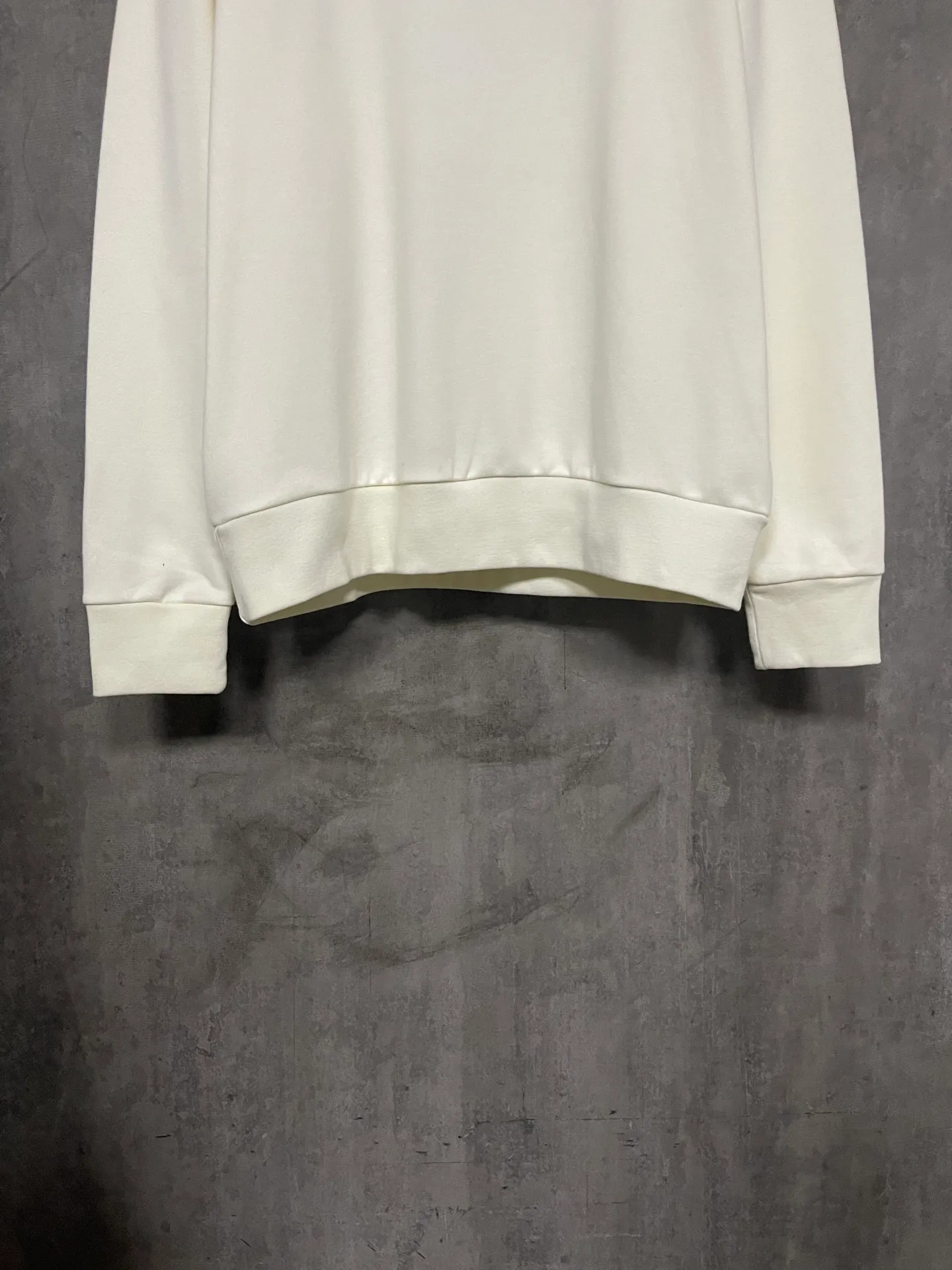 P360 MONCLER Covered Mouth Embroidered Armband Sweatshirt Fabric: Made of 380g brushed sweatshirt terry, the fabric is brushed to make the surface feel softer and smoother. The thread is matched with 1*1 double yarn thread. The embroidery uses 3D multi-dimensional embroidery, embellished with connected brand embroidered letters. The armband is made of sheepskin composite embroidery technology. Customized hardware, threads, accessories, plate alignment, same style for men and women -Color: black apricot -Size: S M L XL