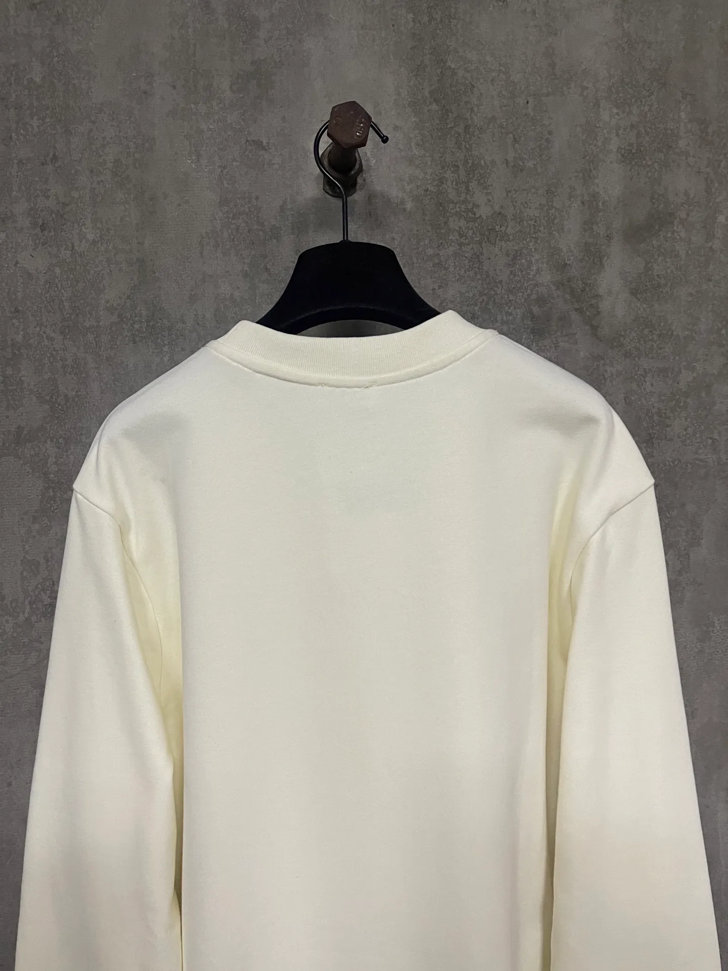 P360 MONCLER Covered Mouth Embroidered Armband Sweatshirt Fabric: Made of 380g brushed sweatshirt terry, the fabric is brushed to make the surface feel softer and smoother. The thread is matched with 1*1 double yarn thread. The embroidery uses 3D multi-dimensional embroidery, embellished with connected brand embroidered letters. The armband is made of sheepskin composite embroidery technology. Customized hardware, threads, accessories, plate alignment, same style for men and women -Color: black apricot -Size: S M L XL