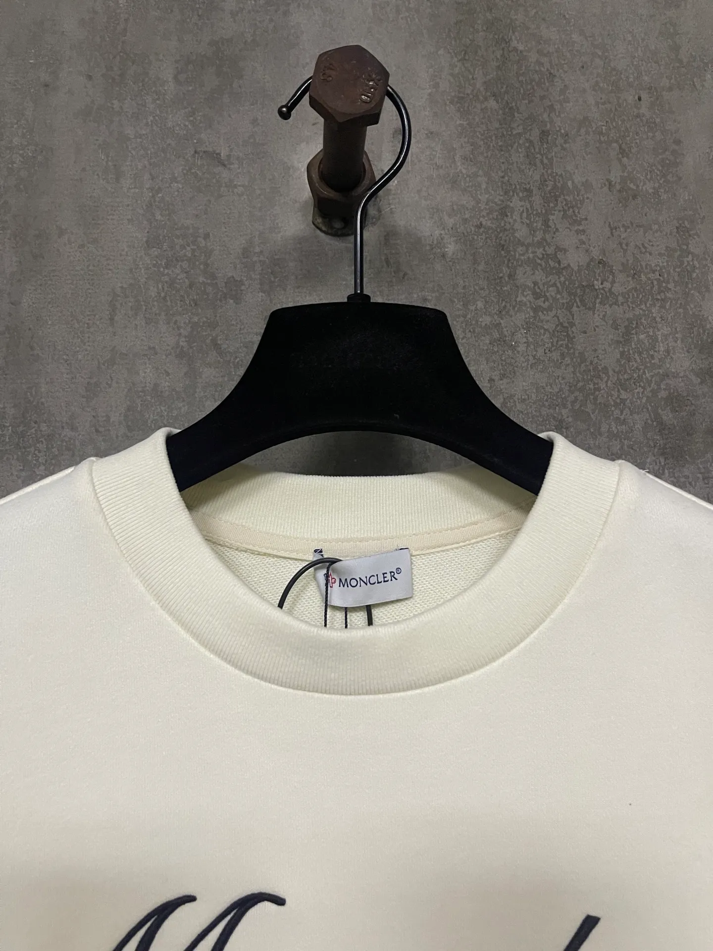 P360 MONCLER Covered Mouth Embroidered Armband Sweatshirt Fabric: Made of 380g brushed sweatshirt terry, the fabric is brushed to make the surface feel softer and smoother. The thread is matched with 1*1 double yarn thread. The embroidery uses 3D multi-dimensional embroidery, embellished with connected brand embroidered letters. The armband is made of sheepskin composite embroidery technology. Customized hardware, threads, accessories, plate alignment, same style for men and women -Color: black apricot -Size: S M L XL