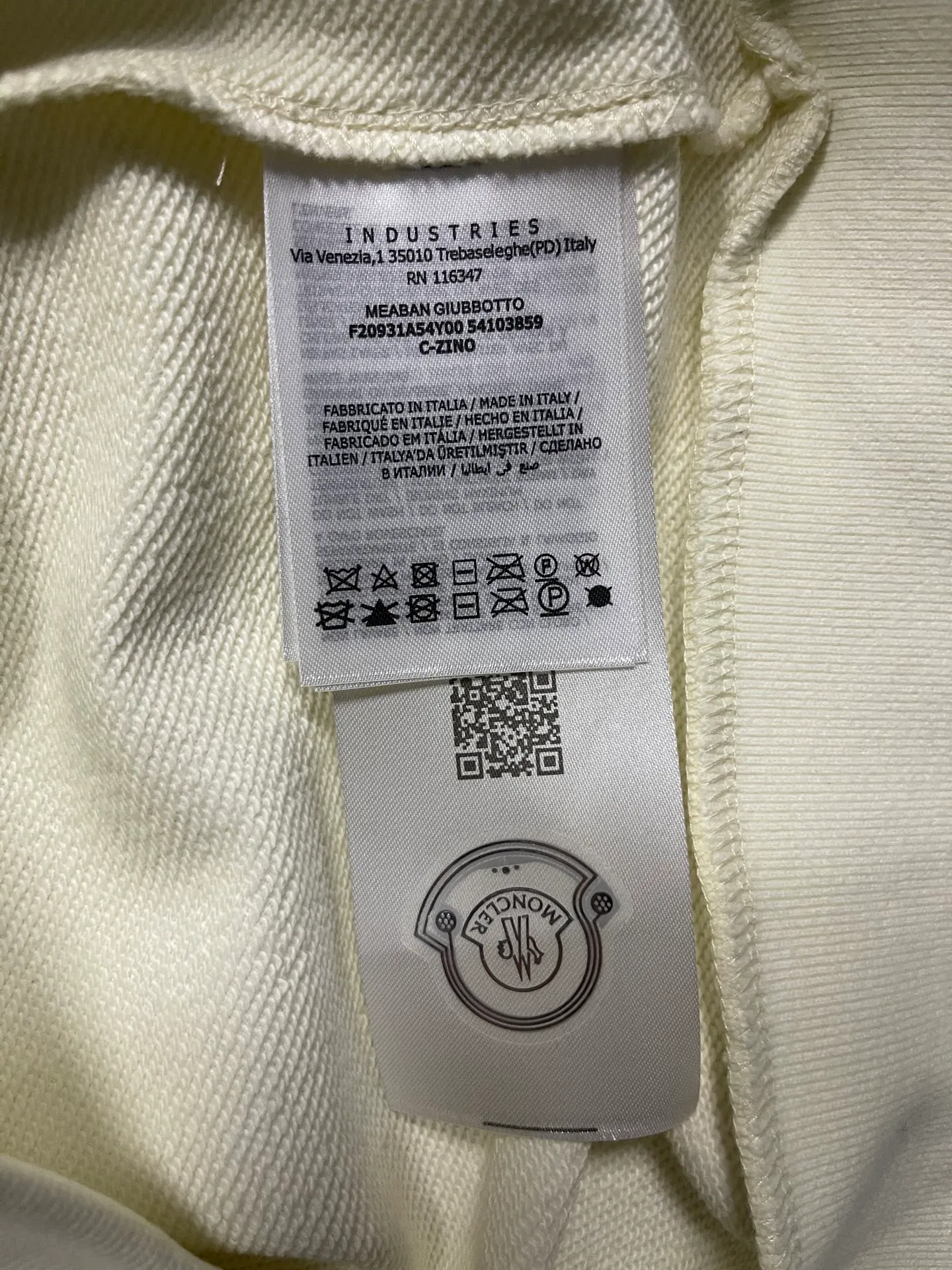 P360 MONCLER Covered Mouth Embroidered Armband Sweatshirt Fabric: Made of 380g brushed sweatshirt terry, the fabric is brushed to make the surface feel softer and smoother. The thread is matched with 1*1 double yarn thread. The embroidery uses 3D multi-dimensional embroidery, embellished with connected brand embroidered letters. The armband is made of sheepskin composite embroidery technology. Customized hardware, threads, accessories, plate alignment, same style for men and women -Color: black apricot -Size: S M L XL
