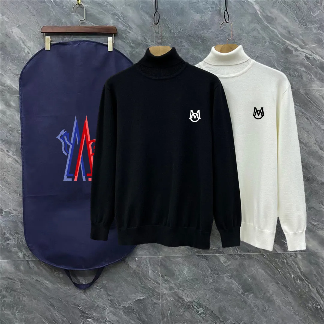 P220 Moncler, complete with 3 marks for the muzzle, logo embroidered turtleneck sweater, fine wool blended sweater, high-end customization series for men and women, belongs to the brand's high-end main line, patented top-grade yarn blending, uses innovation to interpret conventional styles, and the configuration of fabrics is subversive. The details are remarkable. SS's most anticipated sweater in winter, full of high-end sense. Outflowed from the brand's designated Zhejiang processing factory, extremely cost-effective, and the quality of Meri wool yarn is excellent. It feels super soft, delicate, soft, non-pilling and does not deform. It is available at all major counters at the same time. It is a must-have product every year. The product seems simple, the process is extremely complicated, and the upper body is not picky. The upper body is extremely skin-friendly and comfortable. It can be worn close to the body with an outer jacket or as an outer layer. Color: Black White Size: M L XL 2XL 3XL