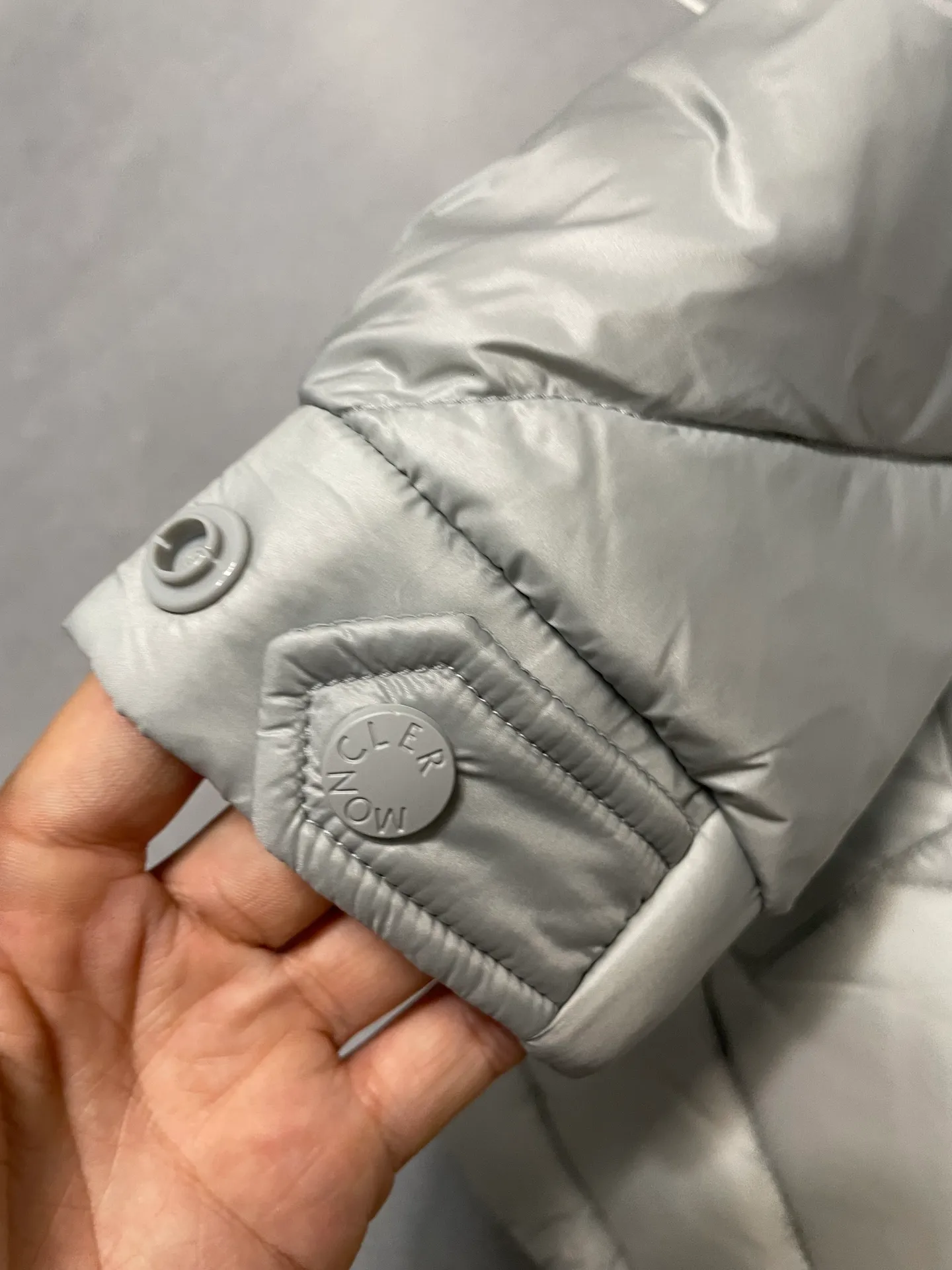 P960 Fei Dong collaborates with Moncler. Moncler once again joins hands with Pharrell Williams to create a joint series. The top 90 white duck I chose this time is the Moncler Genius product line. This Oak jacket is made of technical nylon, equipped with snap pockets and down padding to create the best warmth. The unique triangular car line will create a more artistic visual effect as a whole. The solid color dress is only decorated with LOGO on the chest and arms, which will not be too public while retaining the joint identity. It is also very versatile when paired together. This design technique has also appeared many times in Fei Dong’s joint brands, which is quite recognizable. Size: 1-5