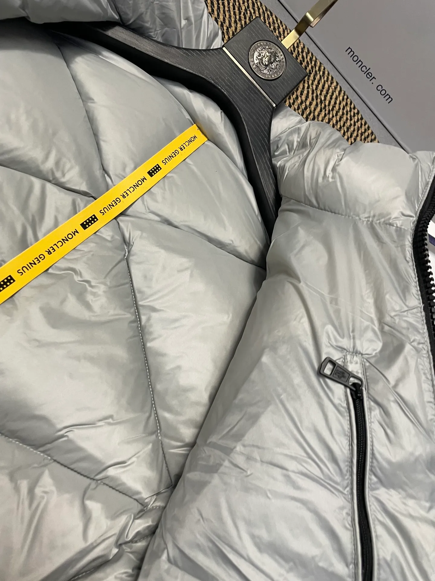 P960 Fei Dong collaborates with Moncler. Moncler once again joins hands with Pharrell Williams to create a joint series. The top 90 white duck I chose this time is the Moncler Genius product line. This Oak jacket is made of technical nylon, equipped with snap pockets and down padding to create the best warmth. The unique triangular car line will create a more artistic visual effect as a whole. The solid color dress is only decorated with LOGO on the chest and arms, which will not be too public while retaining the joint identity. It is also very versatile when paired together. This design technique has also appeared many times in Fei Dong’s joint brands, which is quite recognizable. Size: 1-5