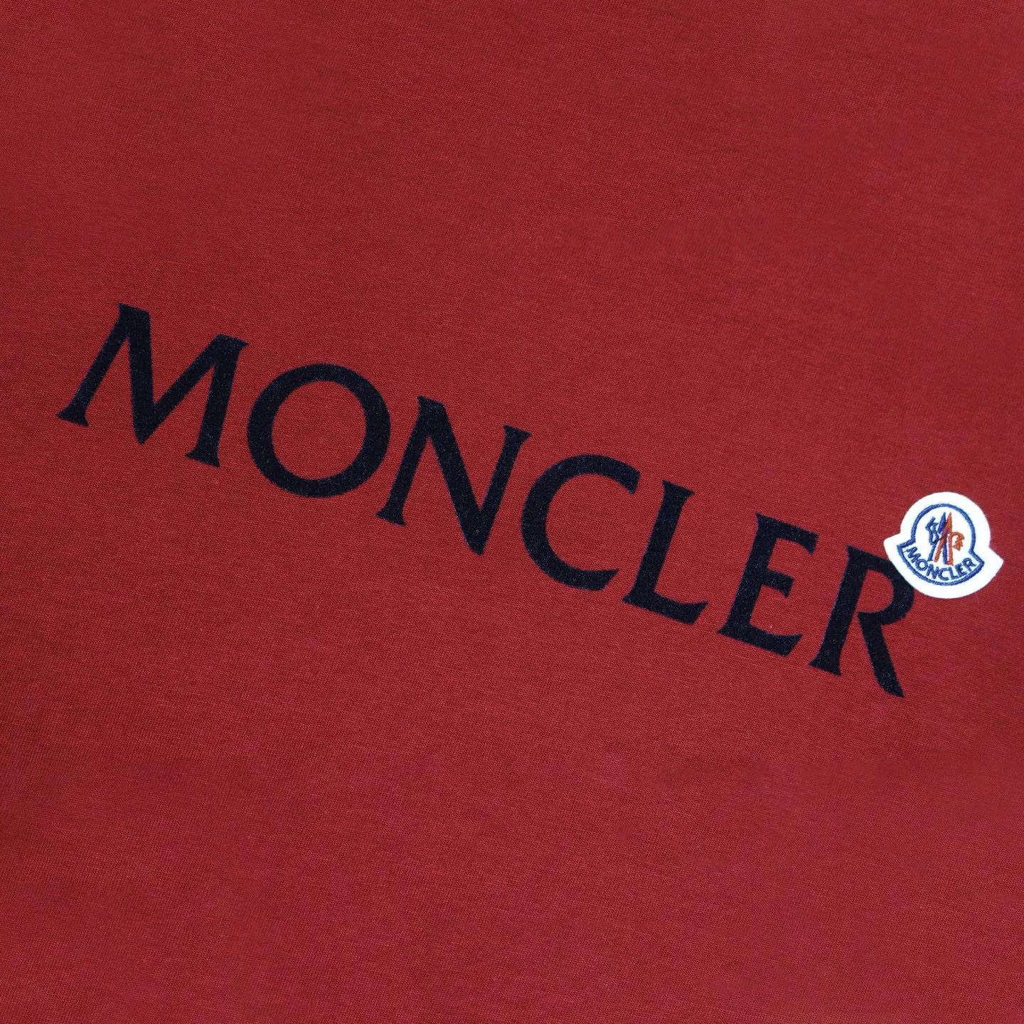 P136 Style No.: 841 〈MONCLER〉The price of the hood is actually quite advantageous. Those who have been to the counters should know that the price of the hood is not much cheaper than that of Gucci Burberry. It is just relatively low-key and unwilling to hype. It is a picture that you want to buy or not. It has an arrogant existence... Exclusively customized 270 grams of 32-count double yarn smooth cotton. The texture is very soft and comfortable. 100% different from the top fabrics in the market (does not shrink, deform, or pill). Matched with 320g 1*1 thread (the thread of the fabric is dyed in the same vat, no color difference, the thread is not easy to deform) Color: Black White Royal Blue Burgundy Code Number: S-XL