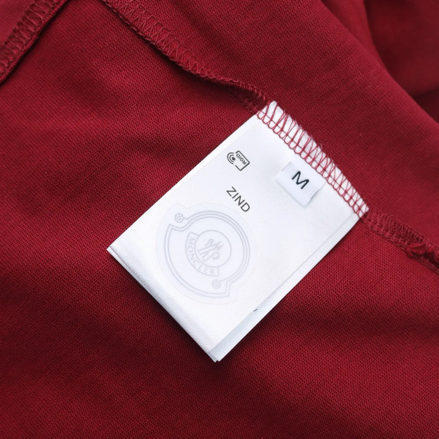 P136 Style No.: 841 〈MONCLER〉The price of the hood is actually quite advantageous. Those who have been to the counters should know that the price of the hood is not much cheaper than that of Gucci Burberry. It is just relatively low-key and unwilling to hype. It is a picture that you want to buy or not. It has an arrogant existence... Exclusively customized 270 grams of 32-count double yarn smooth cotton. The texture is very soft and comfortable. 100% different from the top fabrics in the market (does not shrink, deform, or pill). Matched with 320g 1*1 thread (the thread of the fabric is dyed in the same vat, no color difference, the thread is not easy to deform) Color: Black White Royal Blue Burgundy Code Number: S-XL