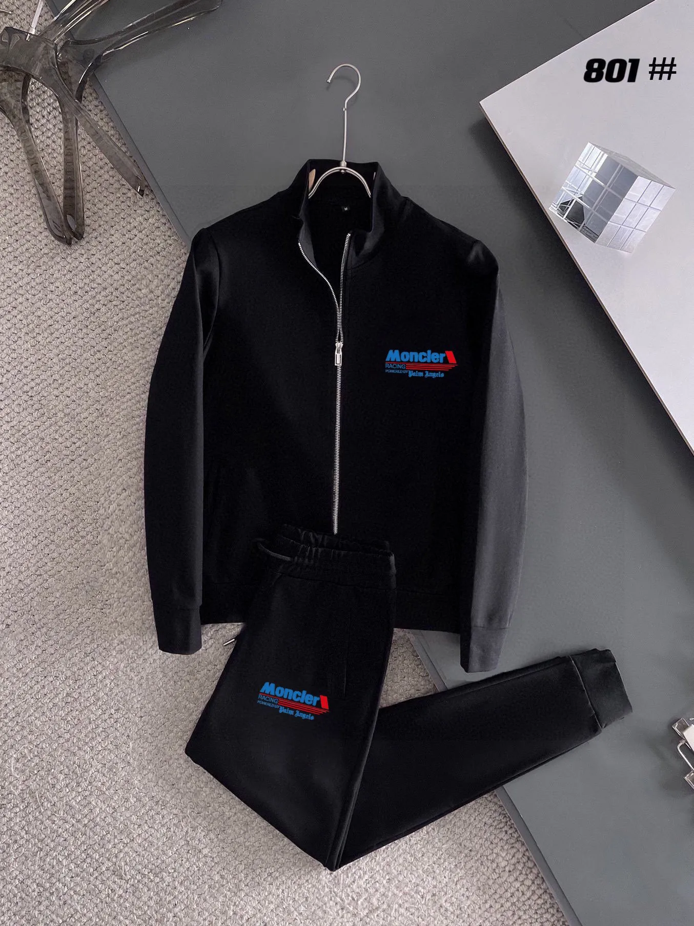 P400 [MONCLER Mouth Mouth] (Gospel for Fatty) hot-selling suit is coming. Focus on the original version of the official website. 2025 new hot-selling cardigan and sweatshirt suit. The original order is the best product🇭🇰. It is the meticulous work of top designers. It has a fitting and perfect upper body effect. All-natural high-quality Roman cotton 100%, close-fitting comfort, noble and elegant! Original hardware embodies elegance and nobility! Counter size: M-5XL (maximum wear up to 220 pounds)