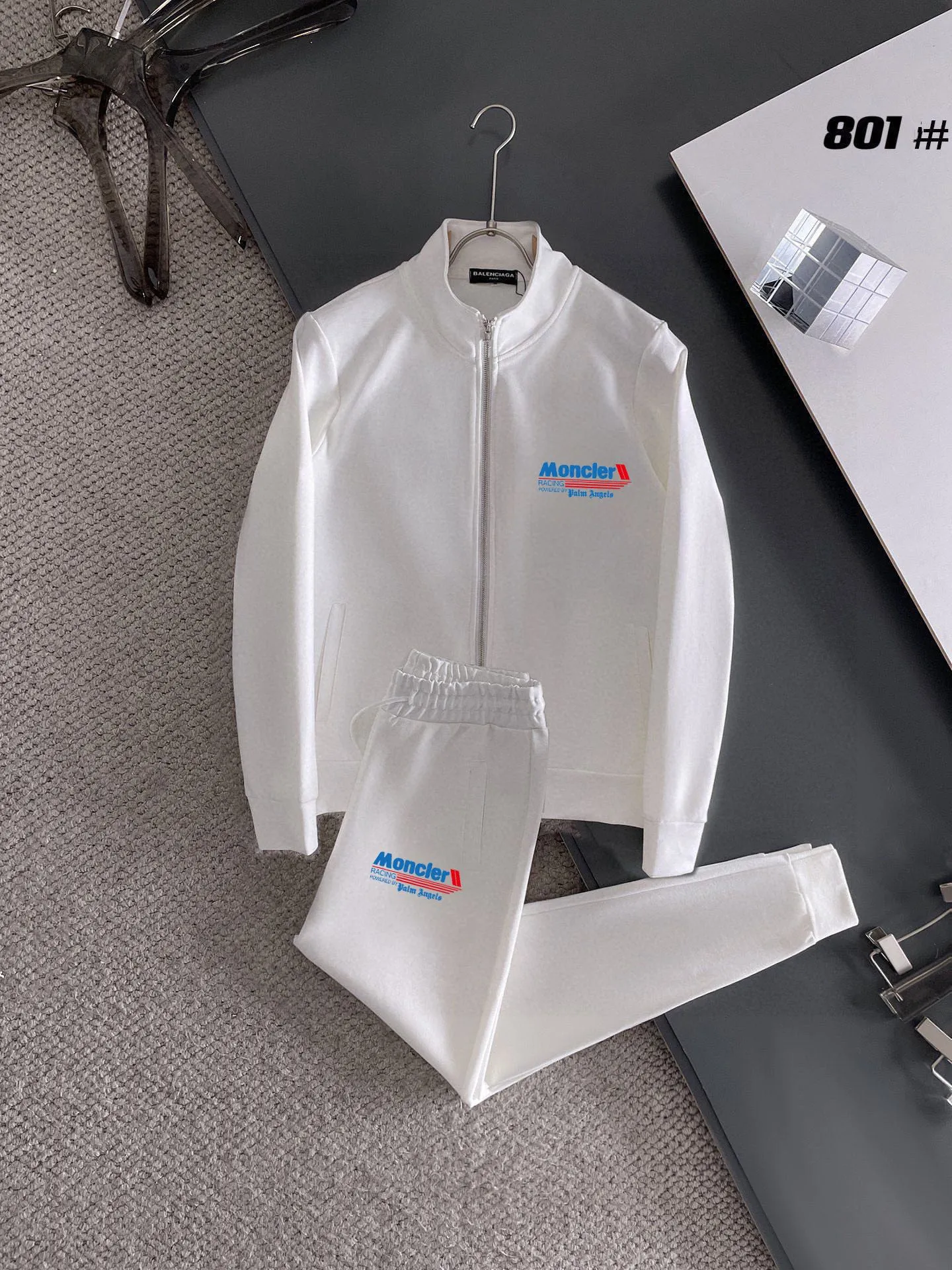 P400 [MONCLER Mouth Mouth] (Gospel for Fatty) hot-selling suit is coming. Focus on the original version of the official website. 2025 new hot-selling cardigan and sweatshirt suit. The original order is the best product🇭🇰. It is the meticulous work of top designers. It has a fitting and perfect upper body effect. All-natural high-quality Roman cotton 100%, close-fitting comfort, noble and elegant! Original hardware embodies elegance and nobility! Counter size: M-5XL (maximum wear up to 220 pounds)